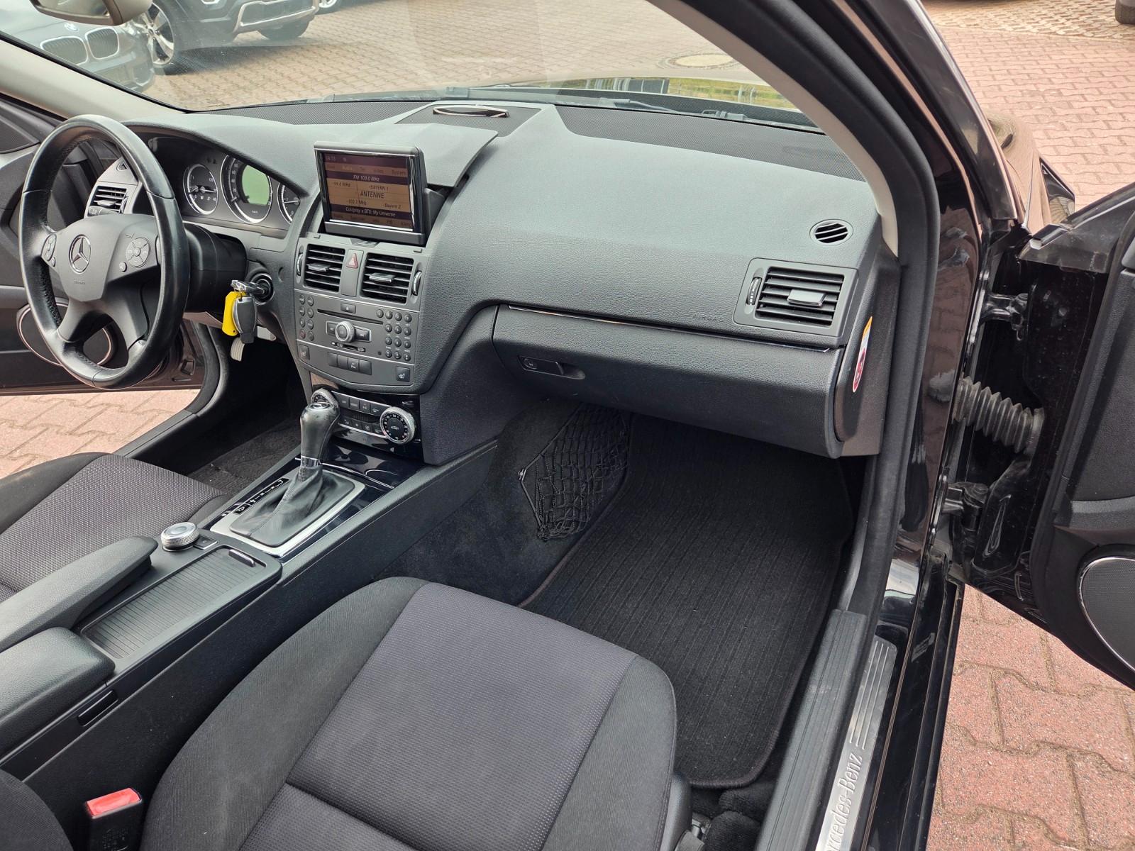 Mercedes-Benz C200 2010 — photo 36