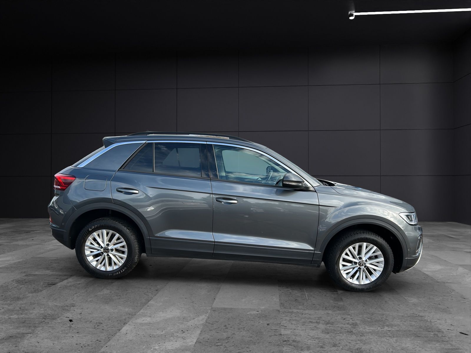 Fahrzeugabbildung Volkswagen T-Roc TSI Life LED Navi AID APP SH LM