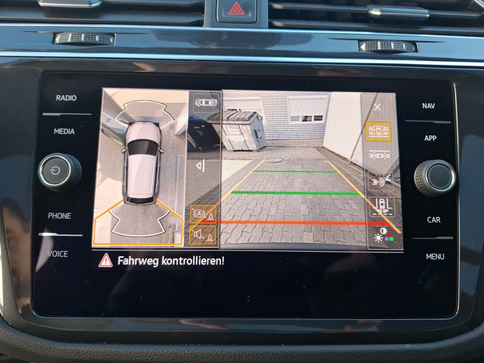 Fahrzeugabbildung Volkswagen Tiguan TSI R-line DSG Matrix Navi AID ACC 360° P