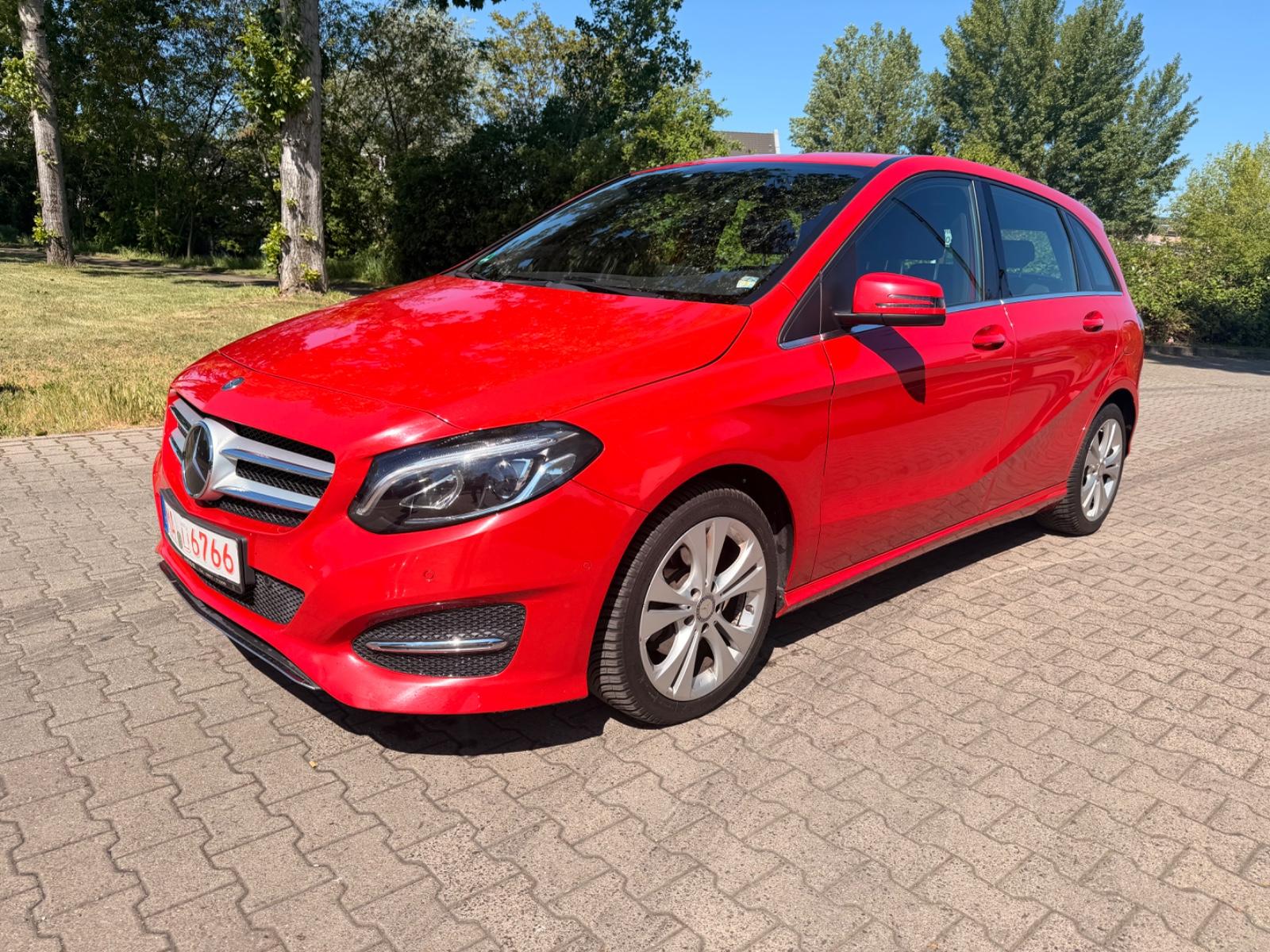 Mercedes-Benz B 180 AUTOMATIK TEILLEDER NAVI PDC