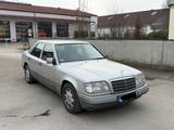 Mercedes-Benz Mercedes Benz E220 - Mercedes-Benz E 220 mit Benzin-Antrieb: Limousine, Automatik