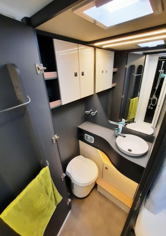 Fahrzeugabbildung Laika Kosmo H 1409 Verfüg./Sparen Sie 27.650,- €