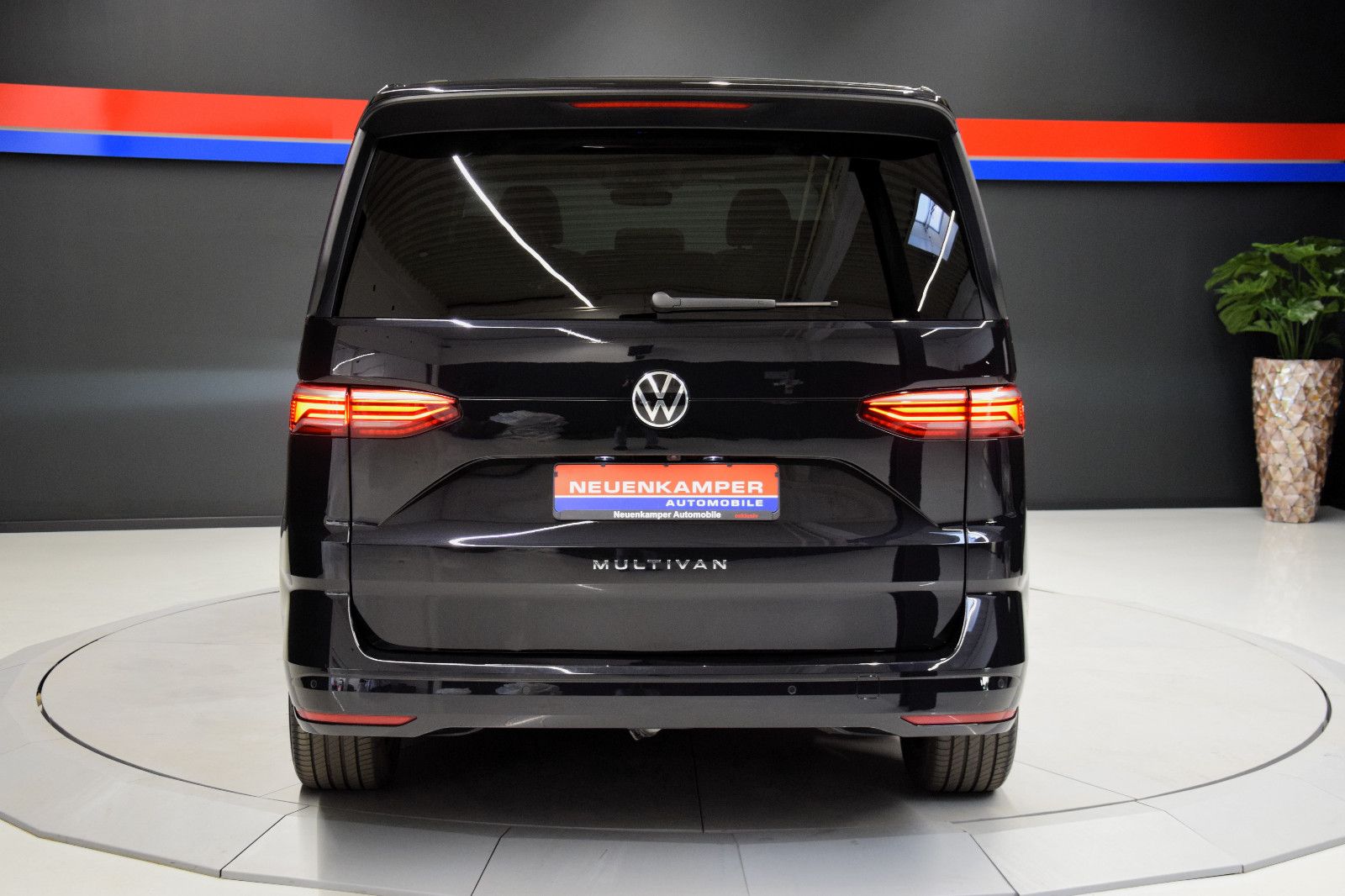 Fahrzeugabbildung Volkswagen T7 Multivan DSG Life 7-Sitze Pano AHK IQ-Light