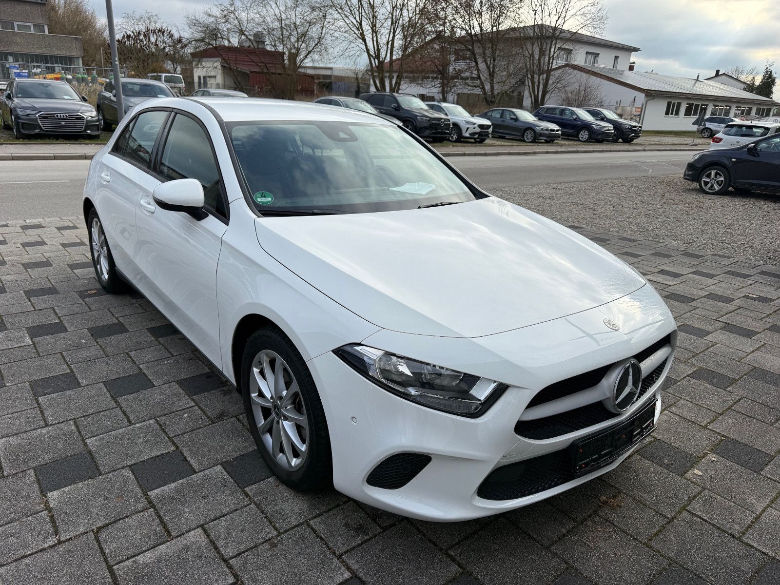 MERCEDES-BENZ A 200 DCT Park Assist Navi MBUX SitzHzg