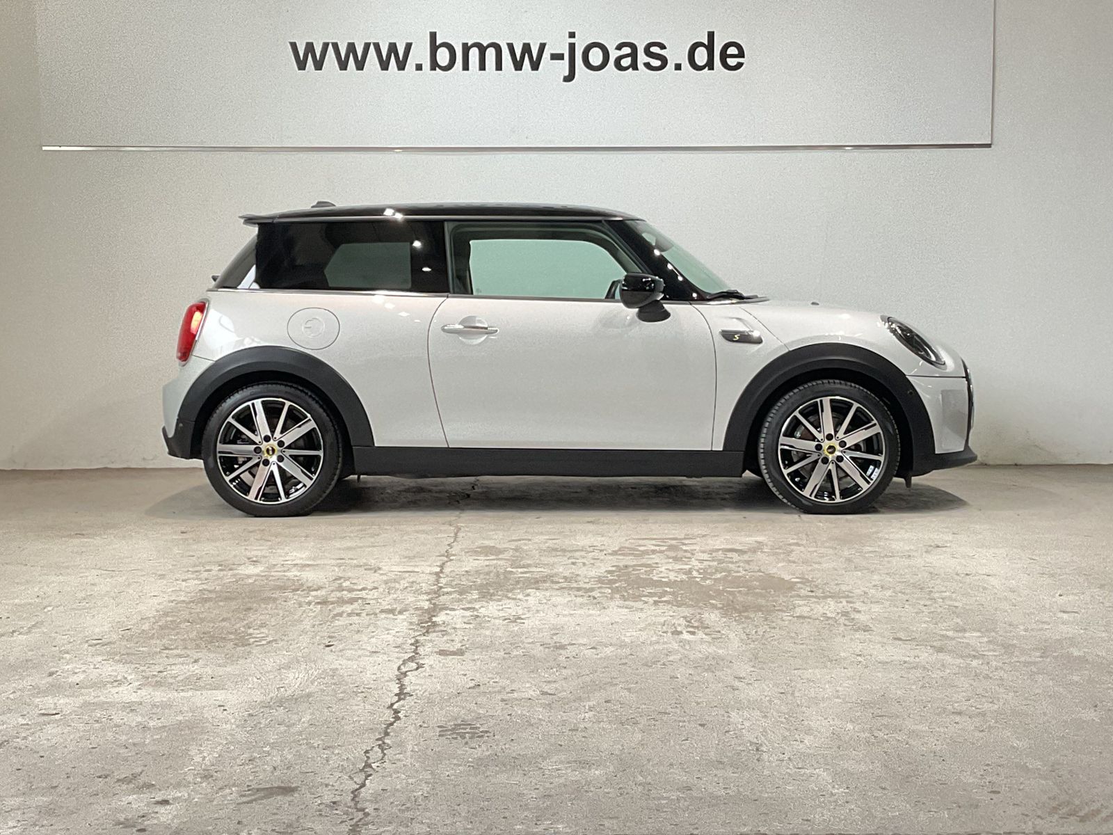 Fahrzeugabbildung MINI Cooper SE PDC vor+hi RFK Navi Tempomat Shz