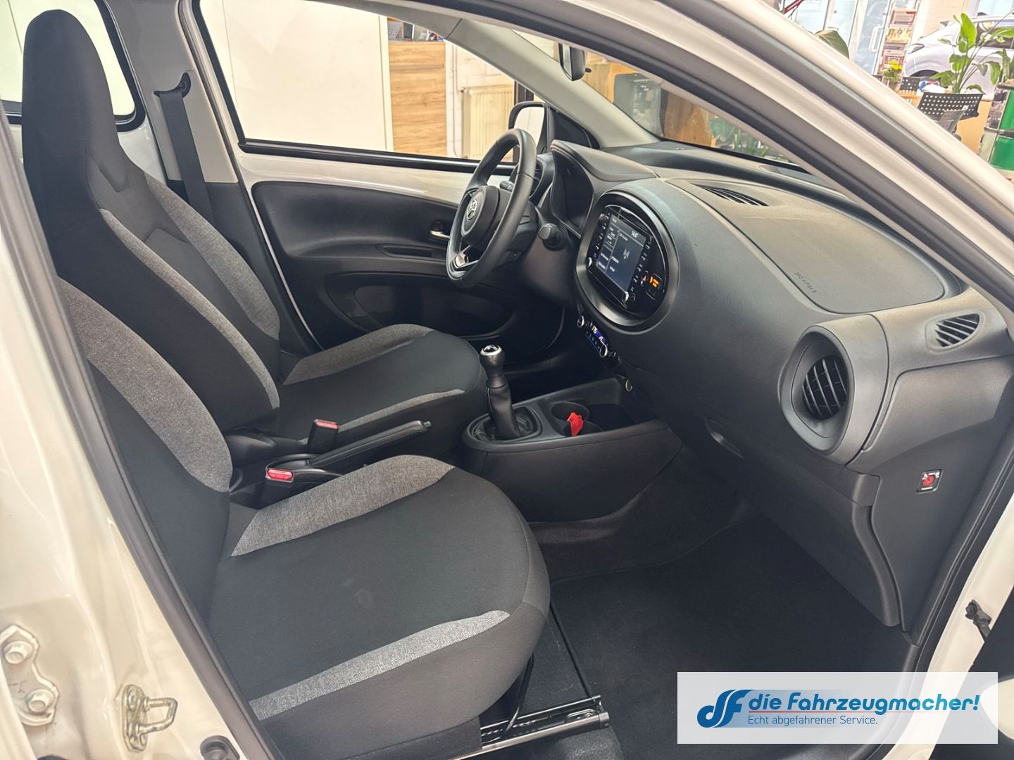 Fahrzeugabbildung Toyota Aygo X Play Apple CarPlay Android Auto Mehrzonen