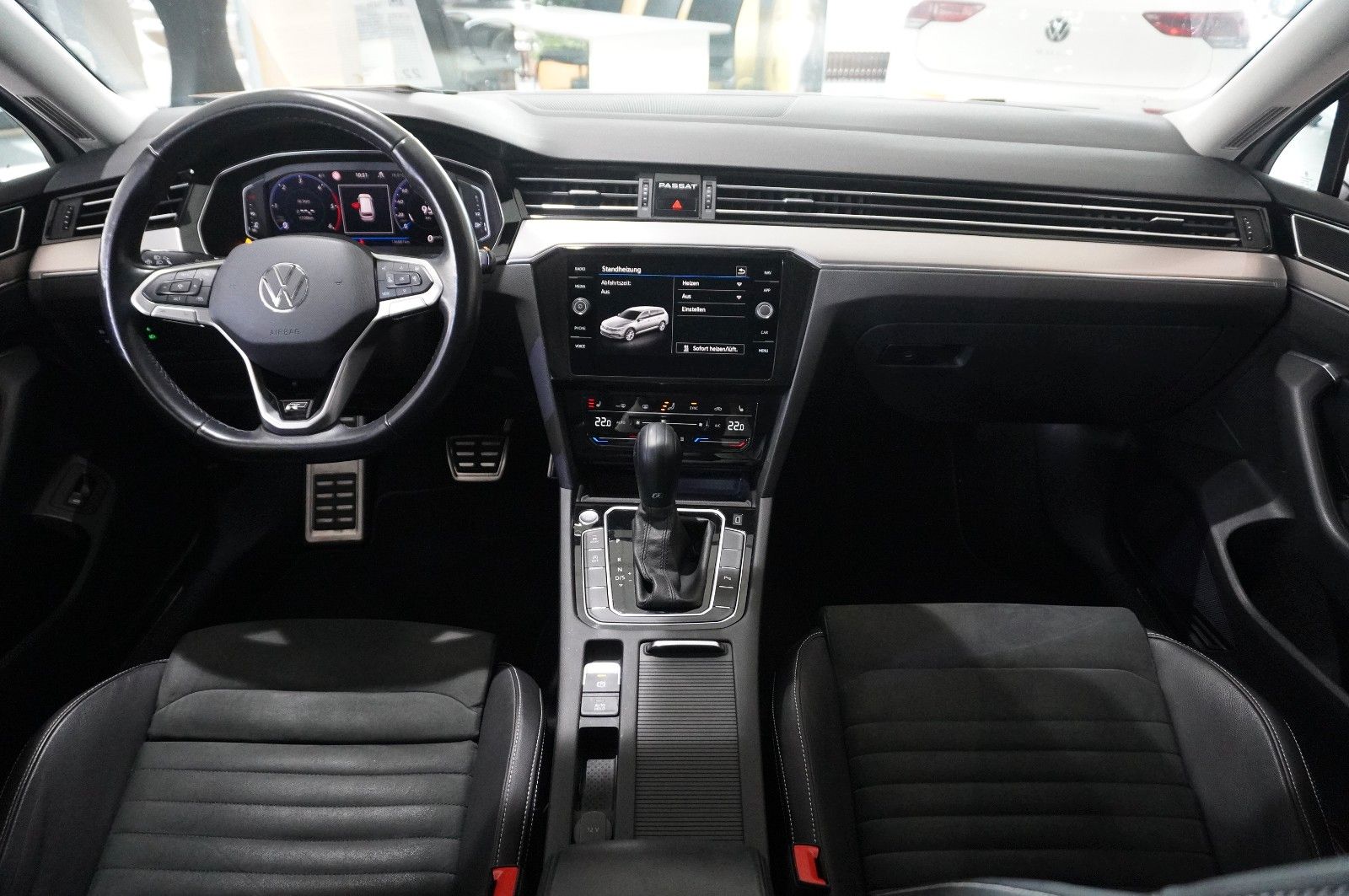 Fahrzeugabbildung Volkswagen Passat VARI. 2.0D R-LINE 4M NAVI/LED/KAMERA/AHK