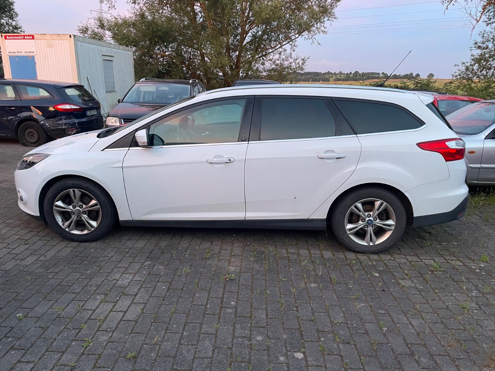 Ford Focus 2012 — rear view