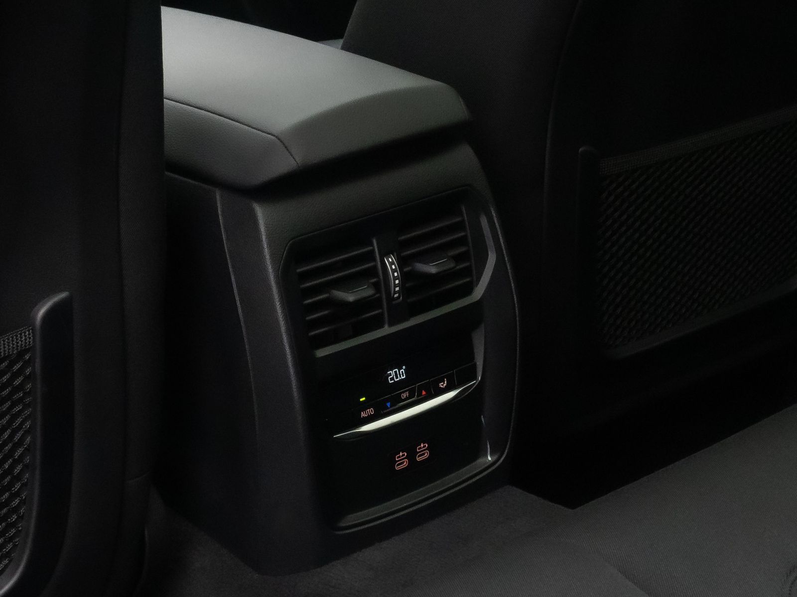 Fahrzeugabbildung BMW 330e Panorama DAB CockPit+ Widscreen PDC 19Zoll