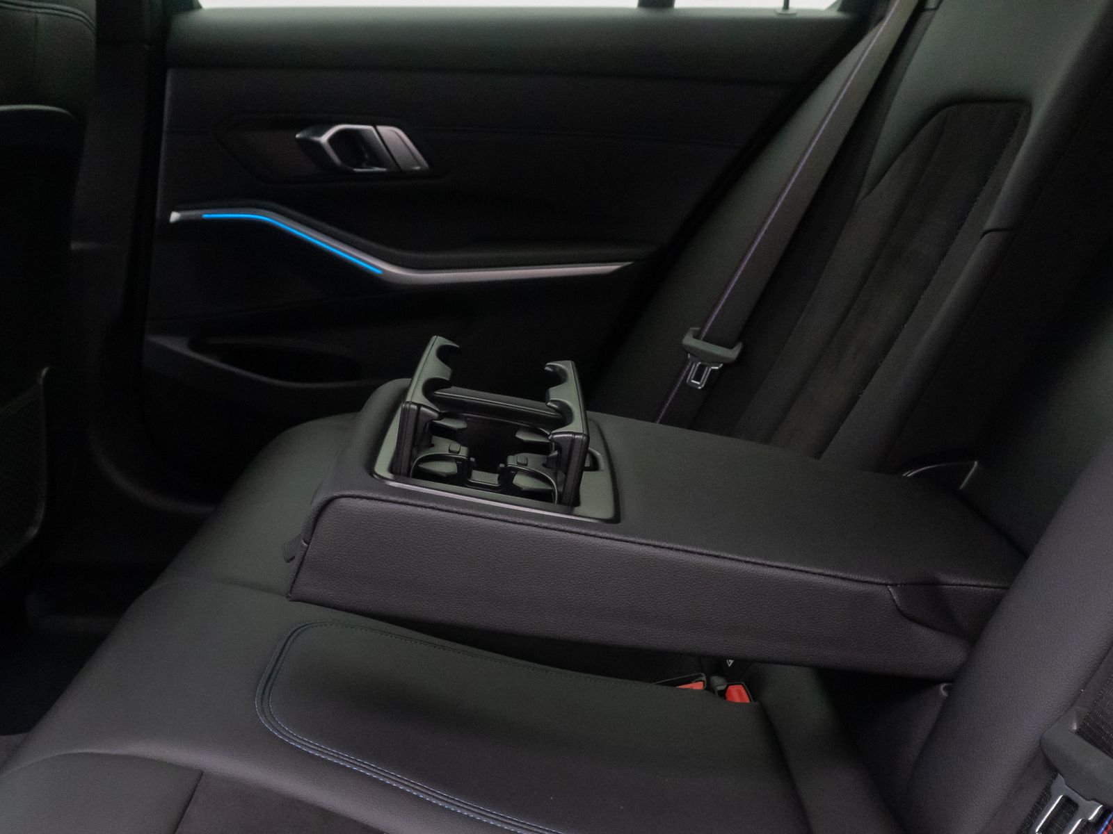 Fahrzeugabbildung BMW 330d xD M Sport Individual Kamera DAB HUD 19Zoll
