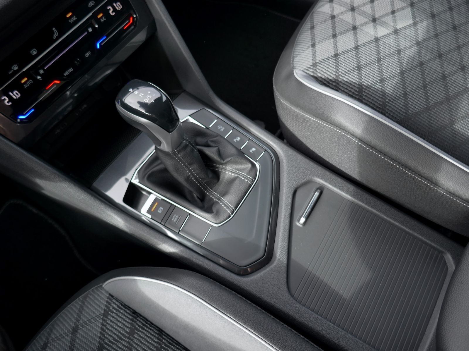 Fahrzeugabbildung Volkswagen Tiguan R-Line 1.5 TSI DSG | LED RFK ACC Navi