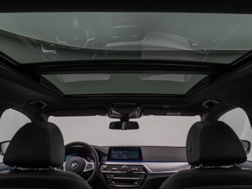 Fahrzeugabbildung BMW 530d xD M Sport Panorama Kamera H/K Alarm 19Zoll