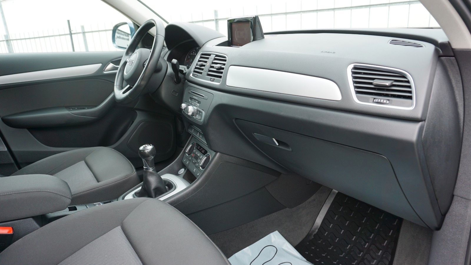 Fahrzeugabbildung Audi Q3 S Line, Navi, LED, AHK, Keyless, Start & Stop
