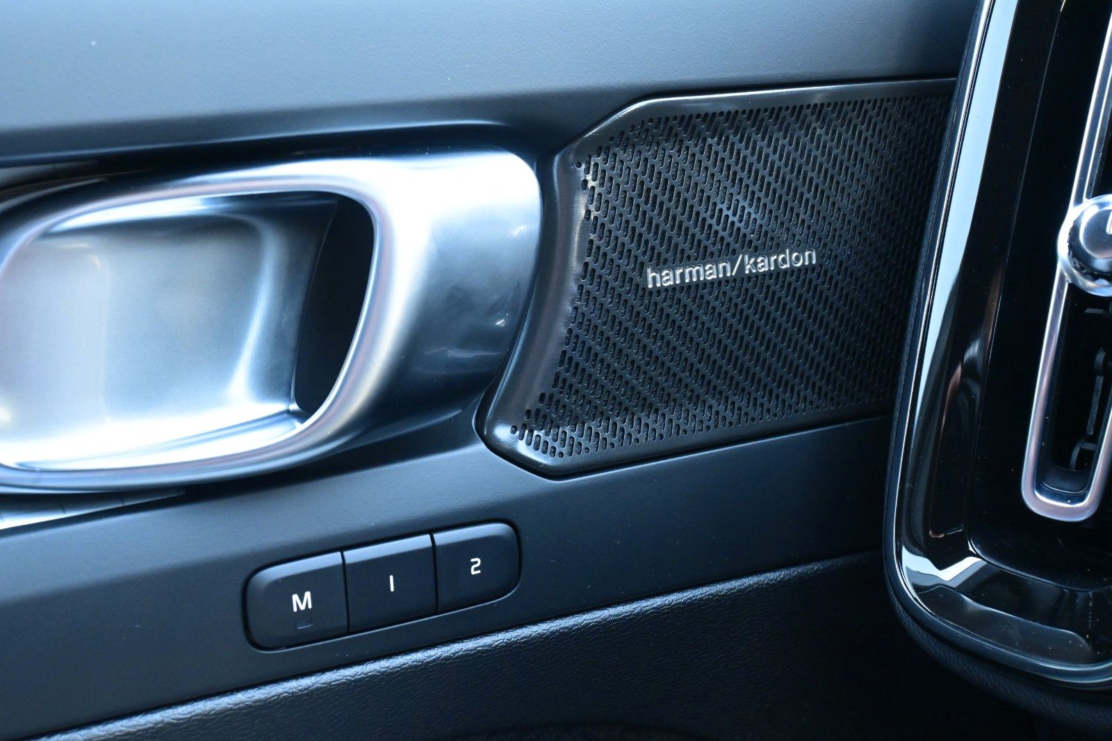 Fahrzeugabbildung Volvo XC40 B3 DKG Plus Black Edition*FSHZG*360*ACC*AHK