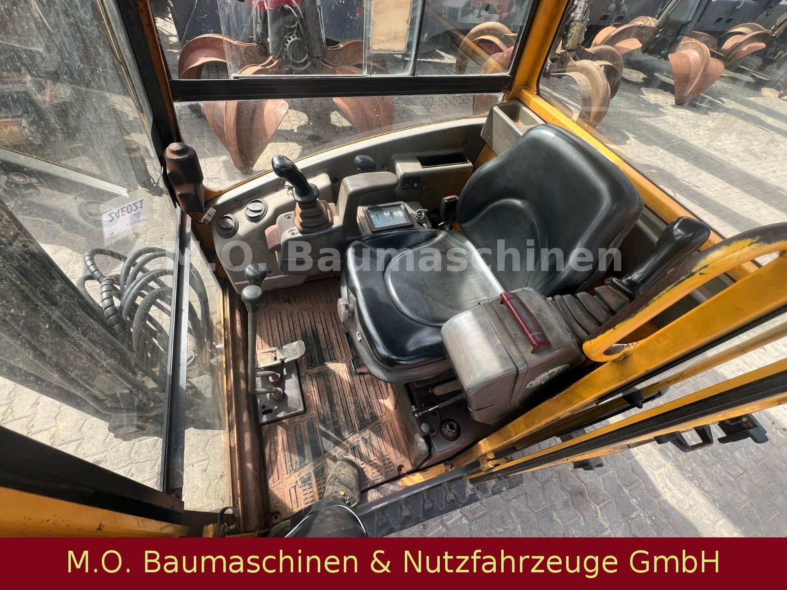 Fahrzeugabbildung Volvo EC 20 / Hammerline / 2 x Schaufel /