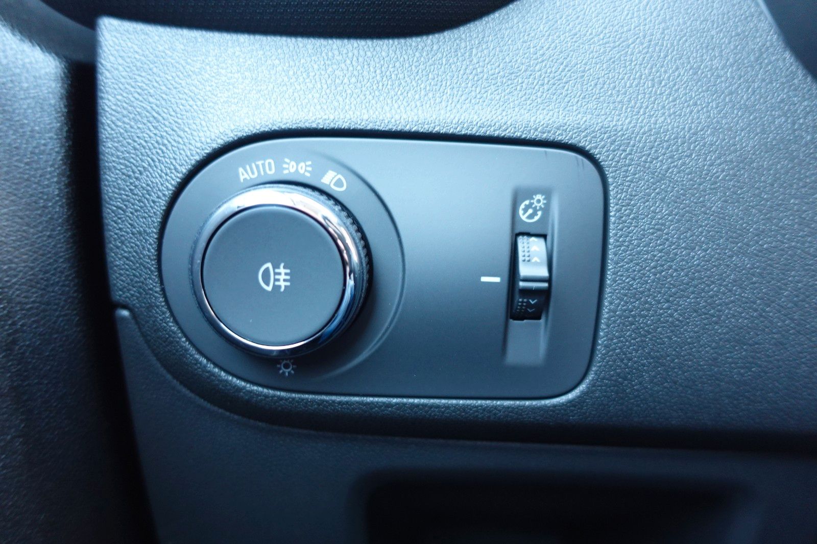 Fahrzeugabbildung Opel Crossland 1.2 Elegance Navi,Sitzh.,PDC,Kamera