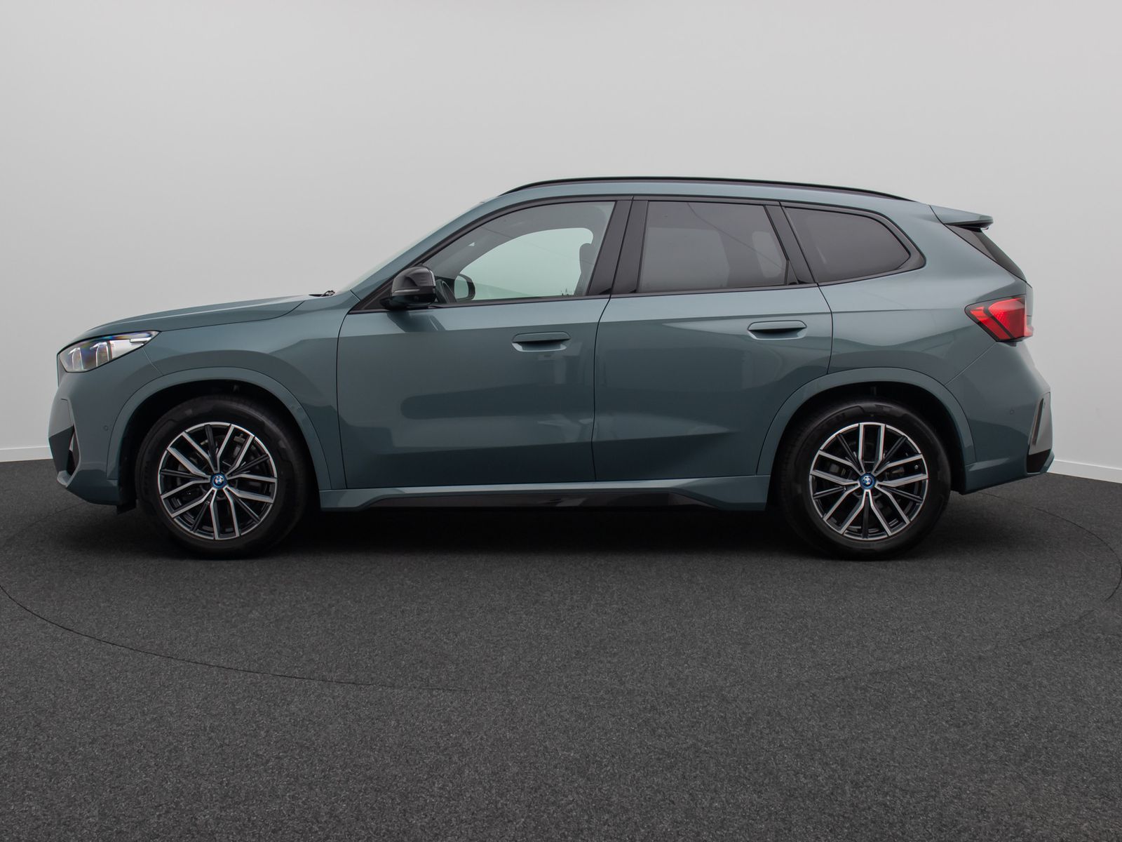 Fahrzeugabbildung BMW iX1 xD30 M Sport Alarm 360&deg; HUD DAB H/K Panorama
