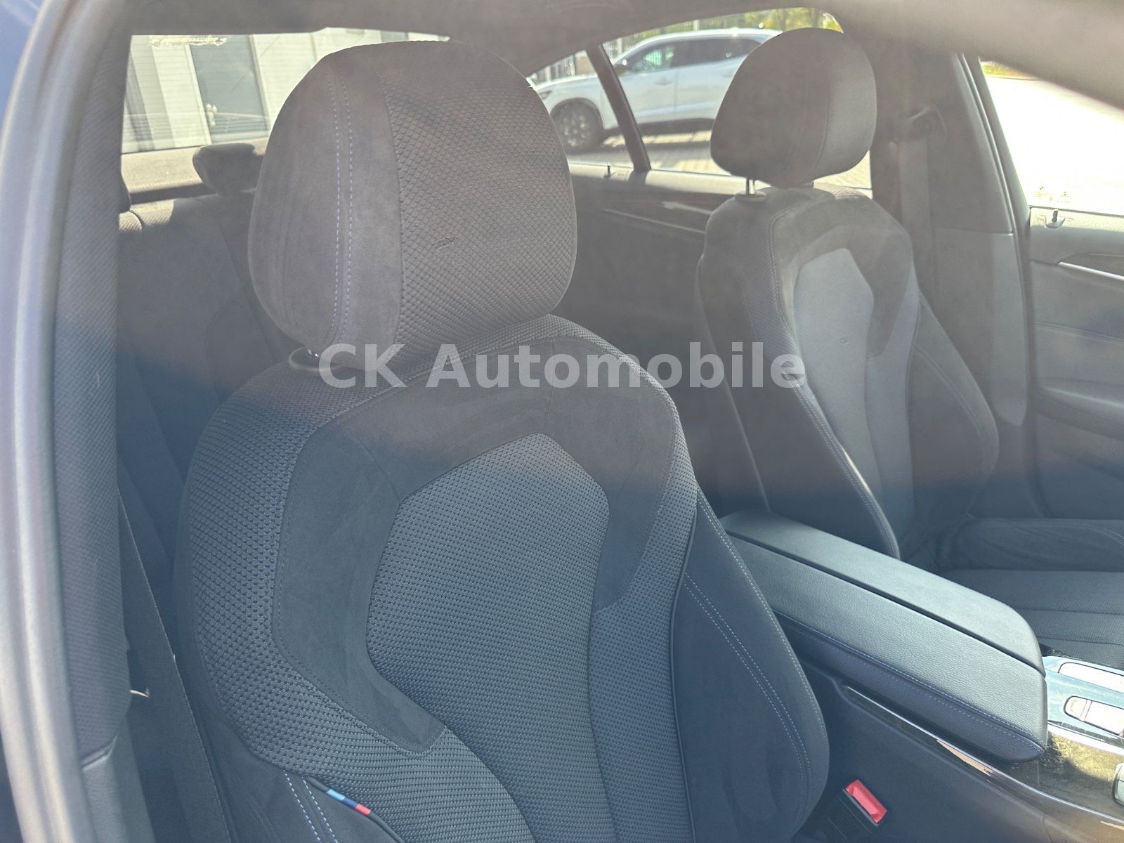 Fahrzeugabbildung BMW 520d xDrive Lim. M-Sport/Navi/Head-Up/LED