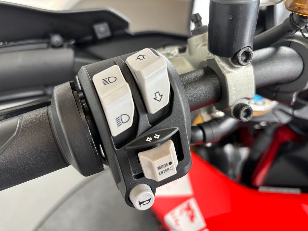 Fahrzeugabbildung Ducati HYPERMOTARD 950 SP *WENIG KILOMETER *TOP-ZUSTAND