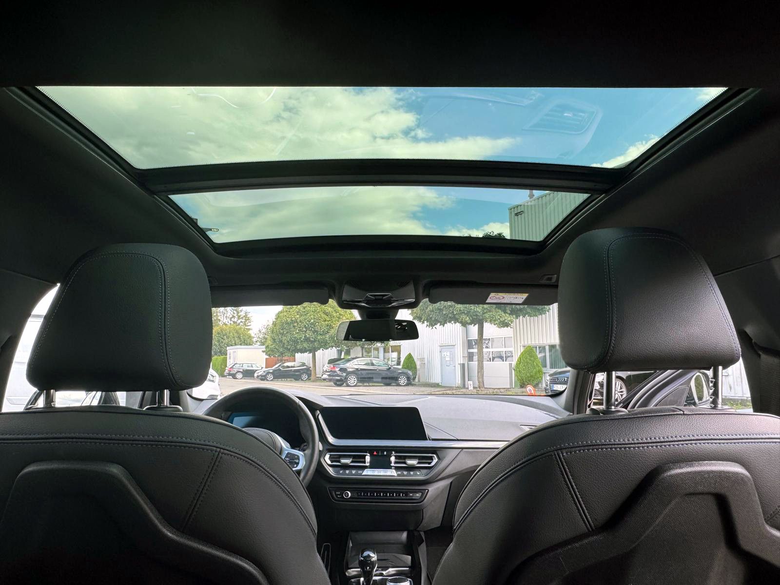 Fahrzeugabbildung BMW 118i Steptr. M-Sport LED PANO KAM SHZ CarPlay BT