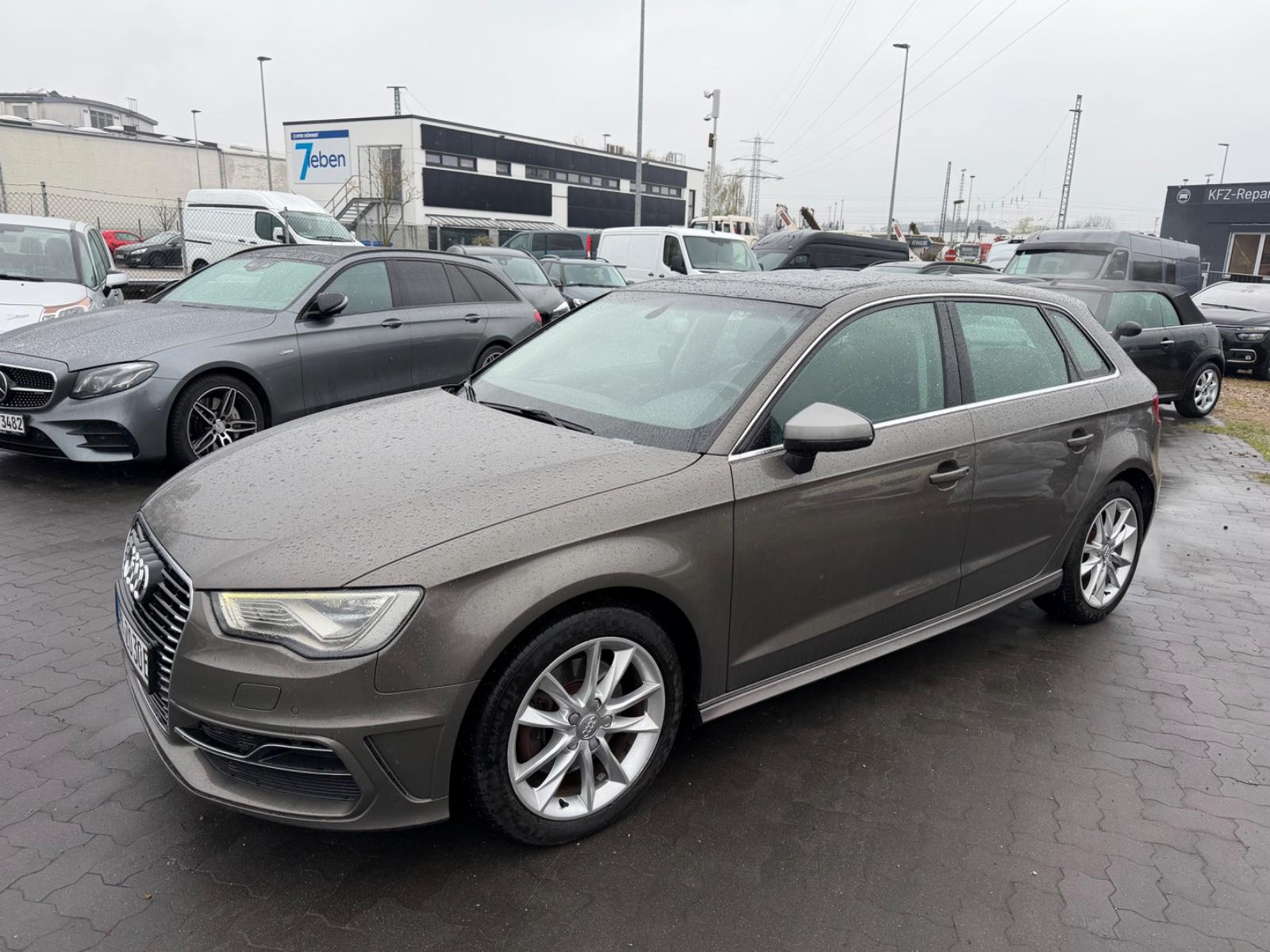 Audi A3 Sportback e-tron ambiente, Panorama-Dach, LED