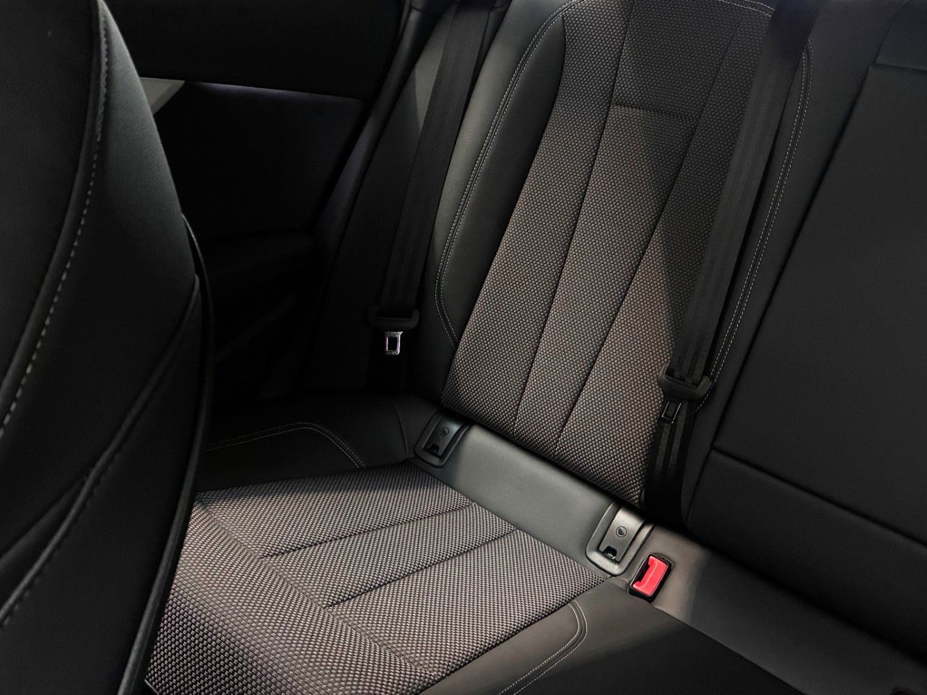 Audi A4 Avant 40 2.0 TDI quattro S-Line AHK StandHeiz foto 20