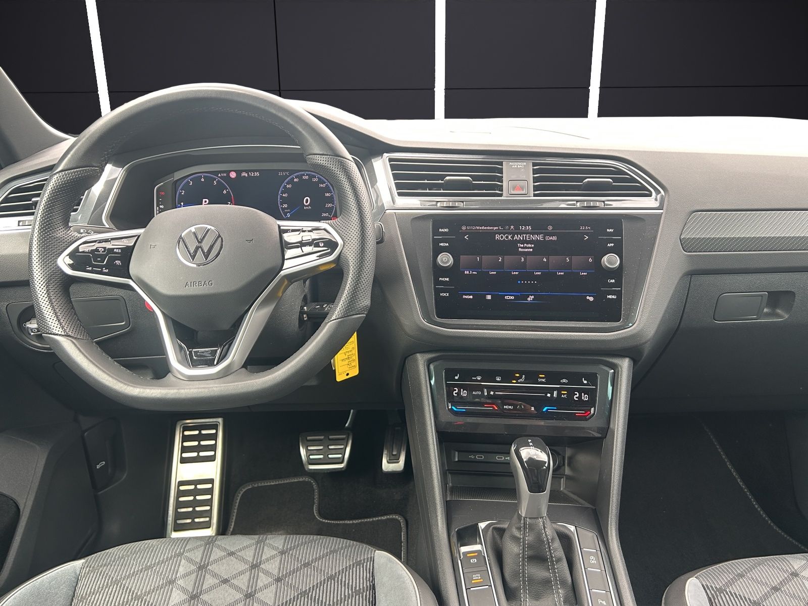 Fahrzeugabbildung Volkswagen Tiguan TSI R-Line DSG Standhzg LED AHK Navi AID