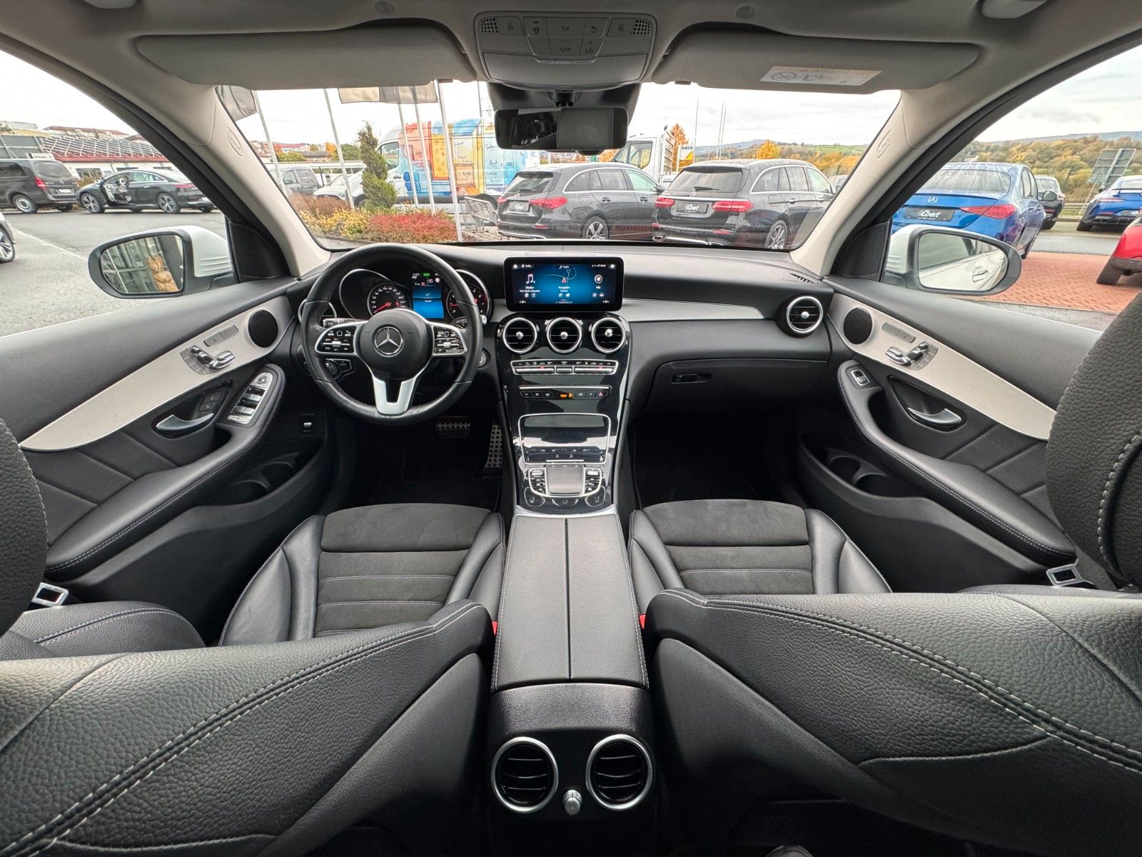 Fahrzeugabbildung Mercedes-Benz GLC 200 4M AMG+Pano+Distr+StandH+AHK+360+HUD