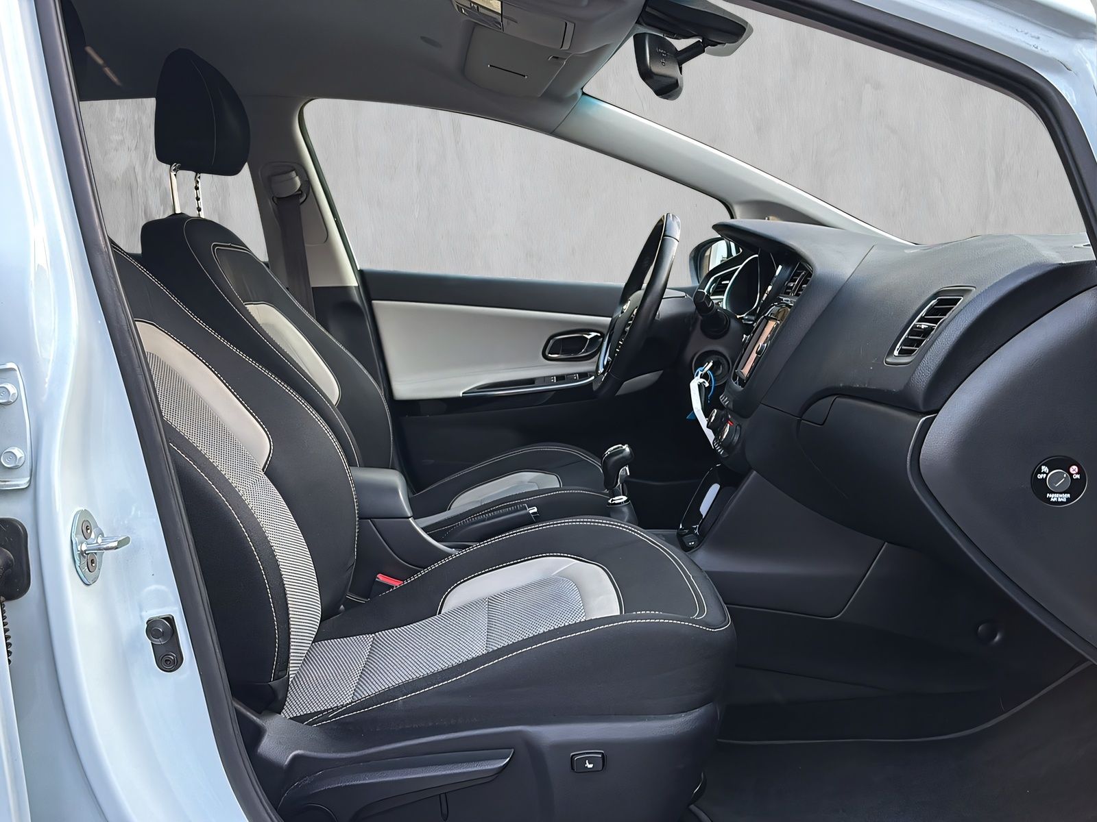 Fahrzeugabbildung Kia cee´d NAVI SITZHEIZ 2 x KLIMAAUT .TEMP. RF KAM