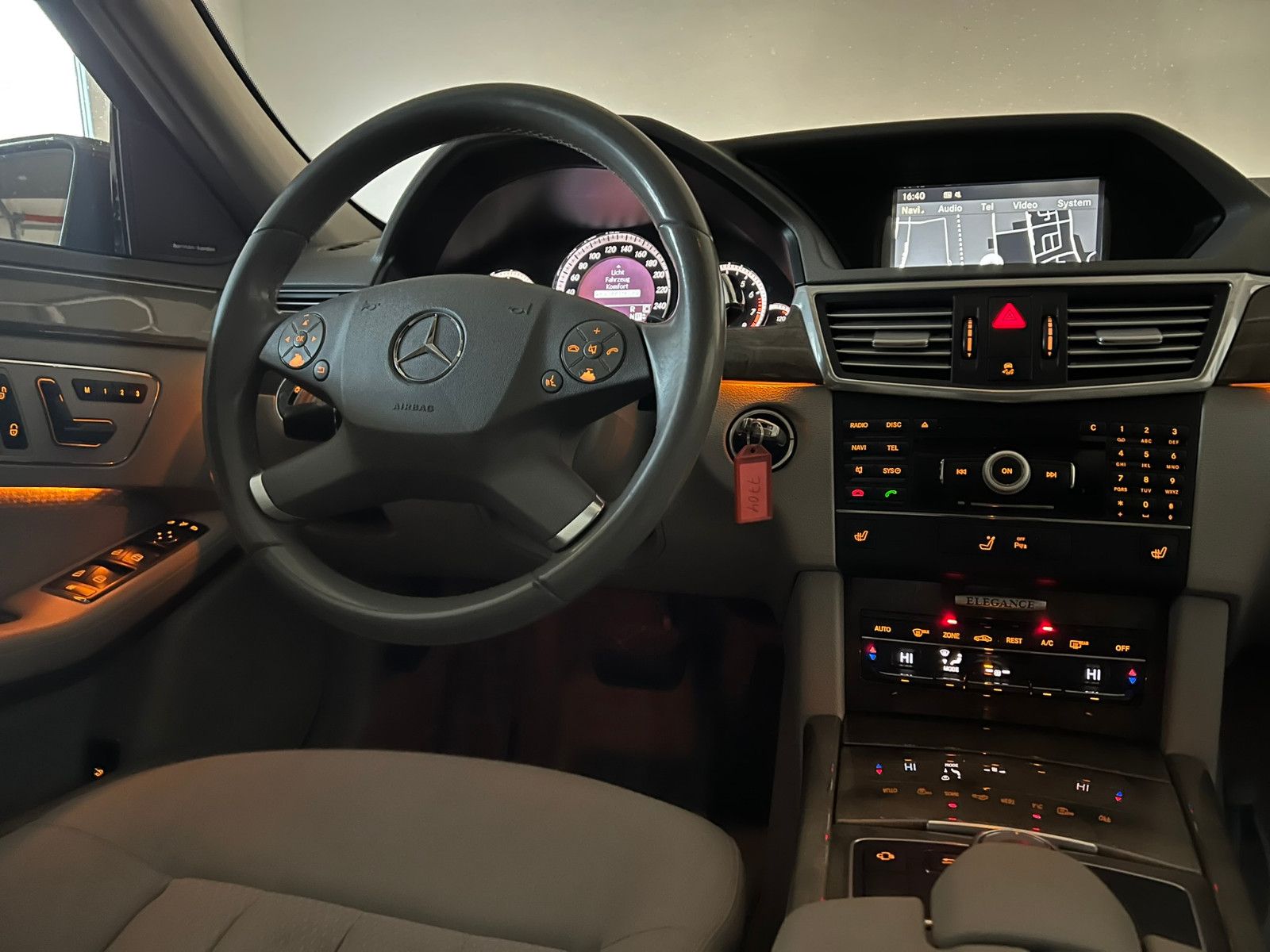 Fahrzeugabbildung Mercedes-Benz E 350 CGI BlueEfficiency/ACC/H&K/eGSD/ELEGANCE