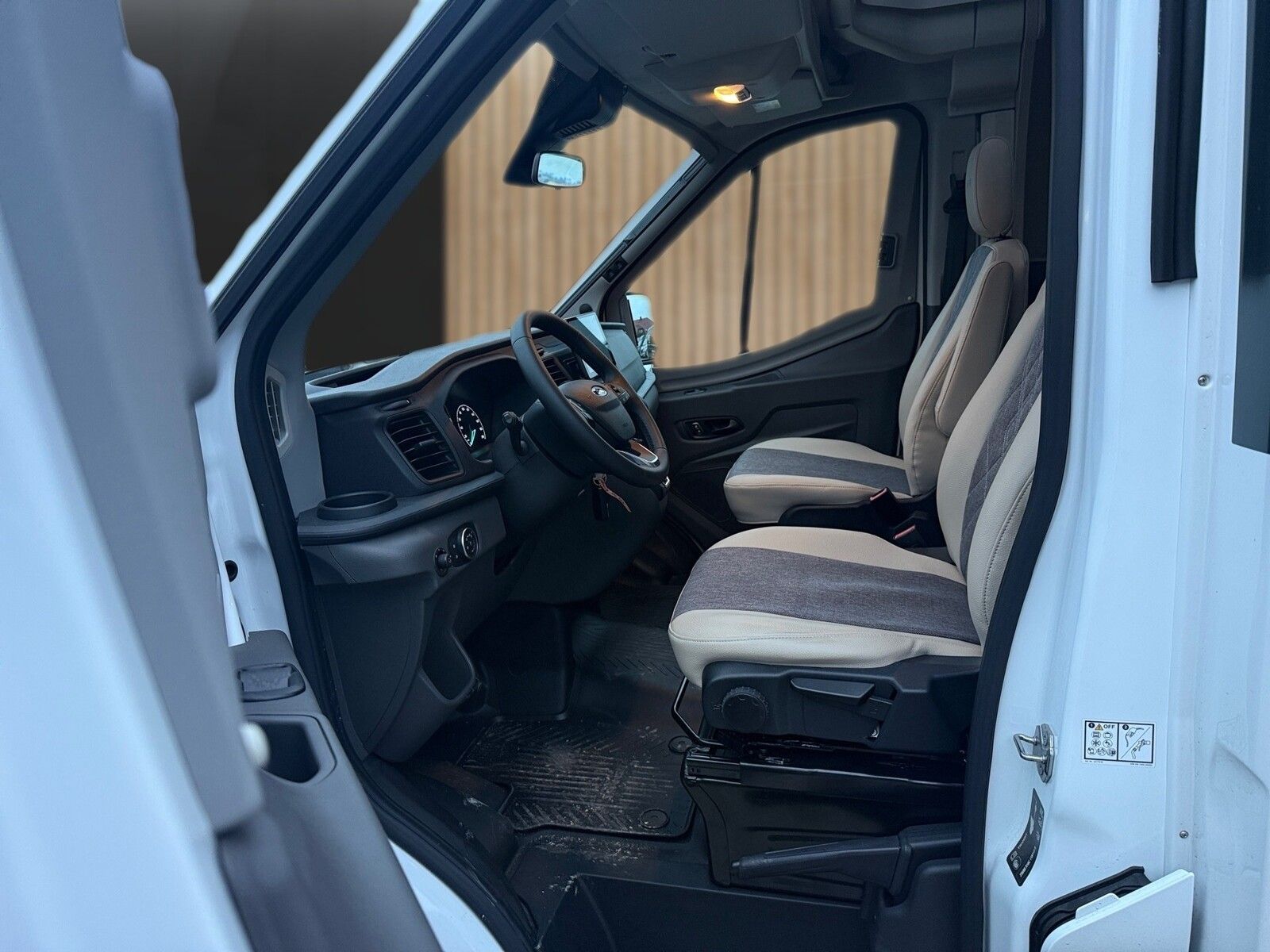 Fahrzeugabbildung Bürstner Lineo T 690 G