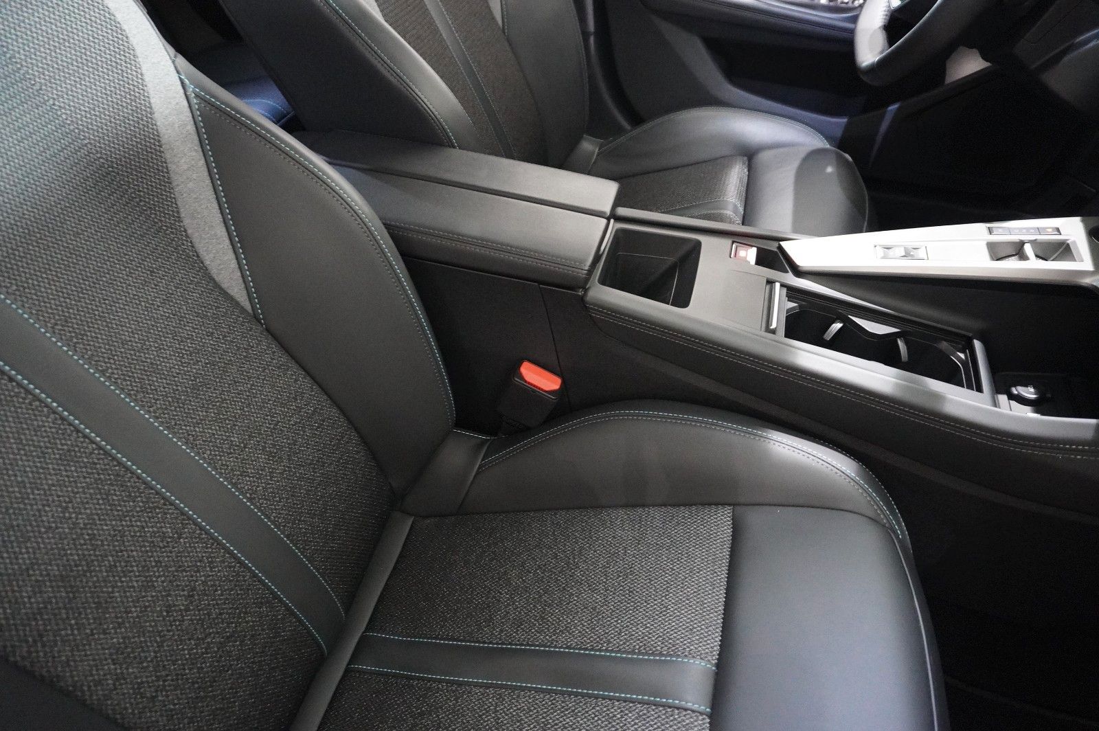 Fahrzeugabbildung Peugeot 308 SW 1.2 HYBRID ALLURE DSC NAVI/LED/KAMERA/DAB