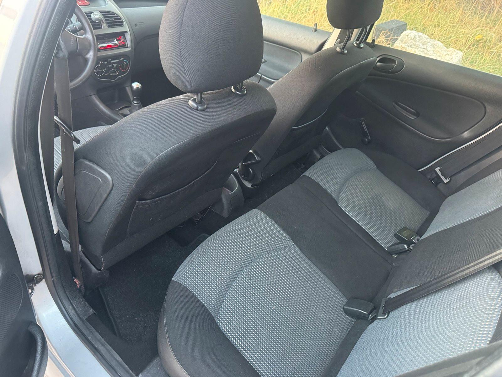Volkswagen  2006 — interior