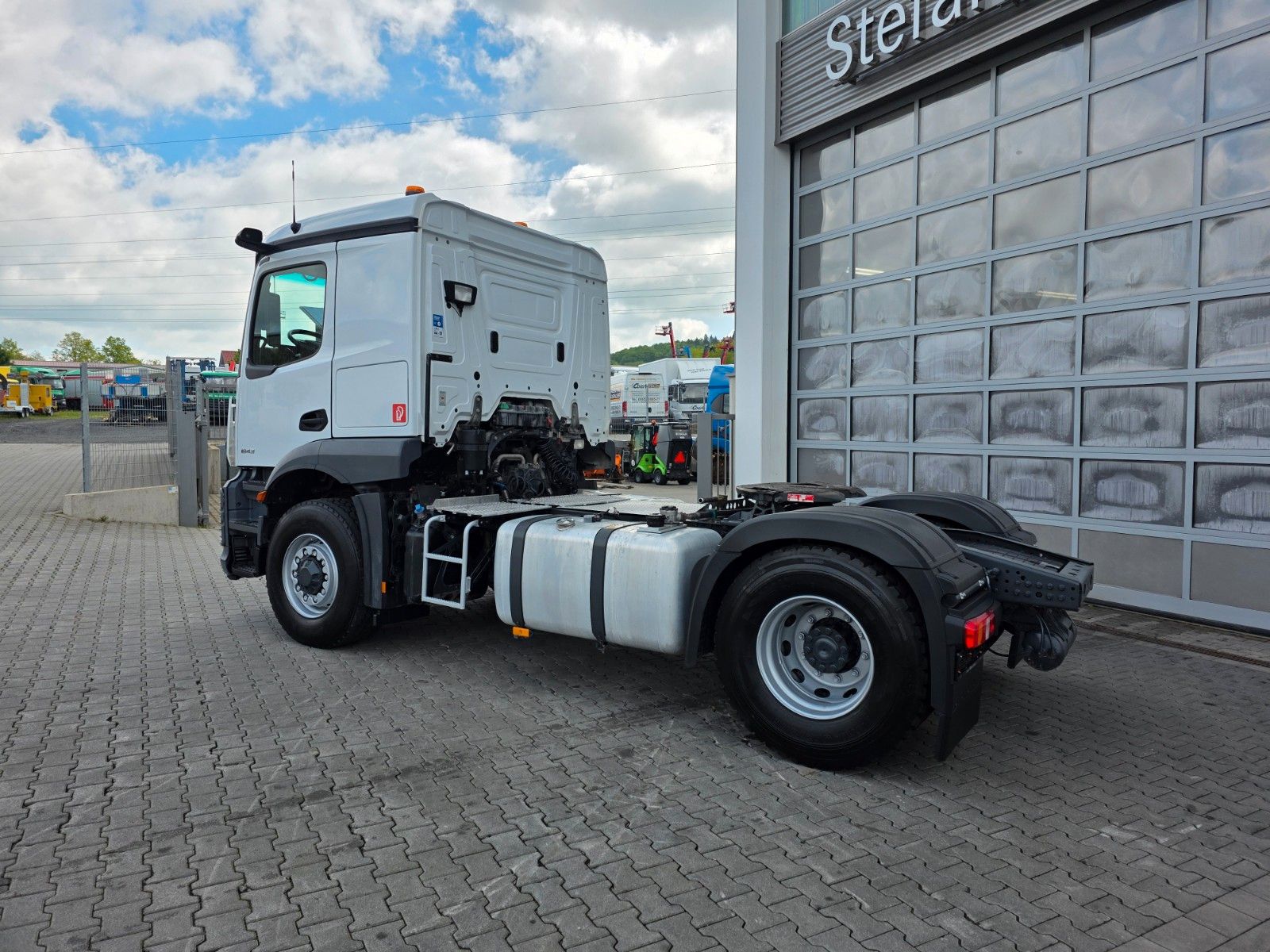 Fahrzeugabbildung Mercedes-Benz Actros 1843 LS 4x4 HAD Kipphydraulik 4 STÜCK