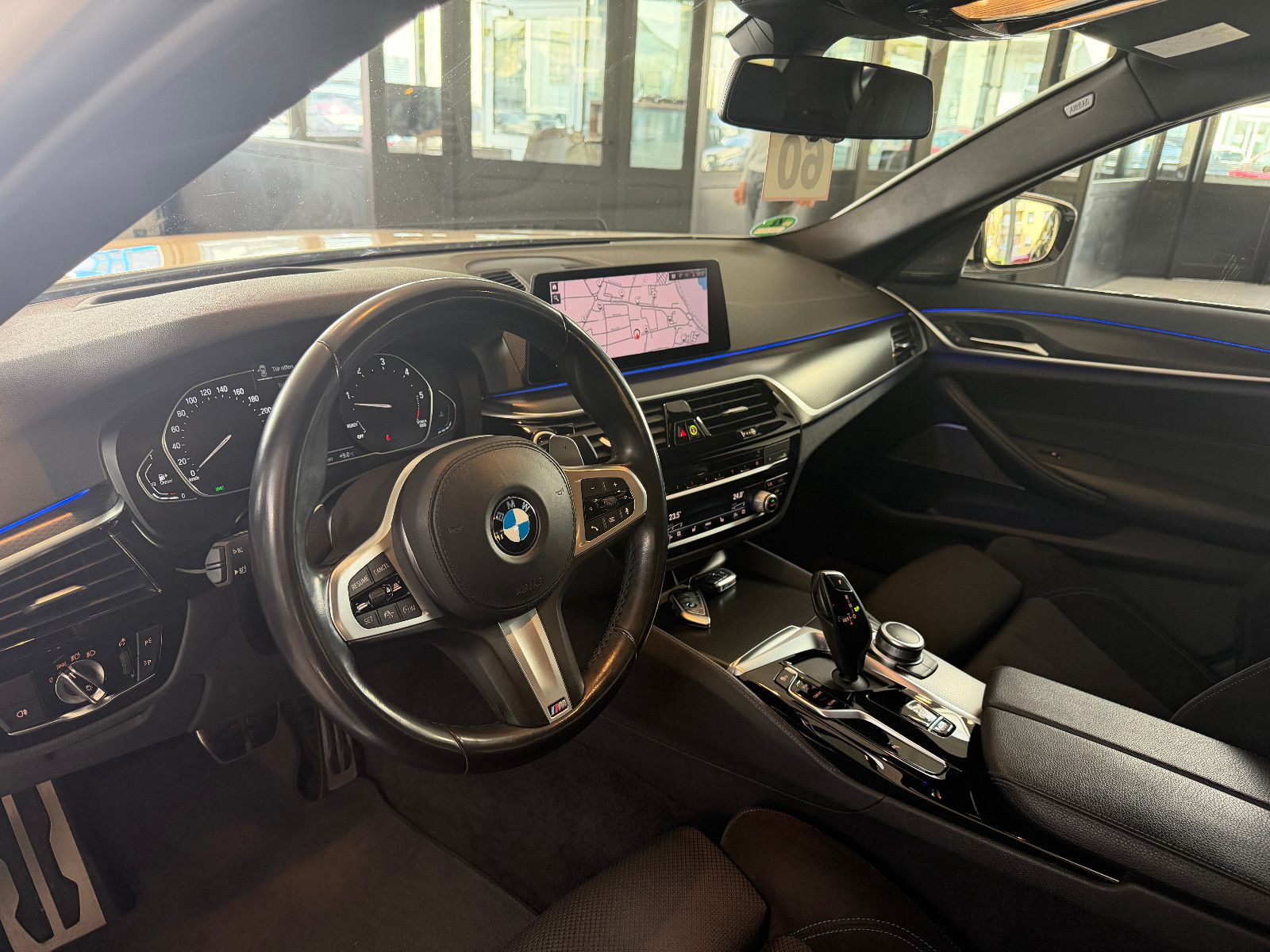 Fahrzeugabbildung BMW 530 d XDriveM Sport/M-PAKET/HARMAN-KARDON/AMBIE