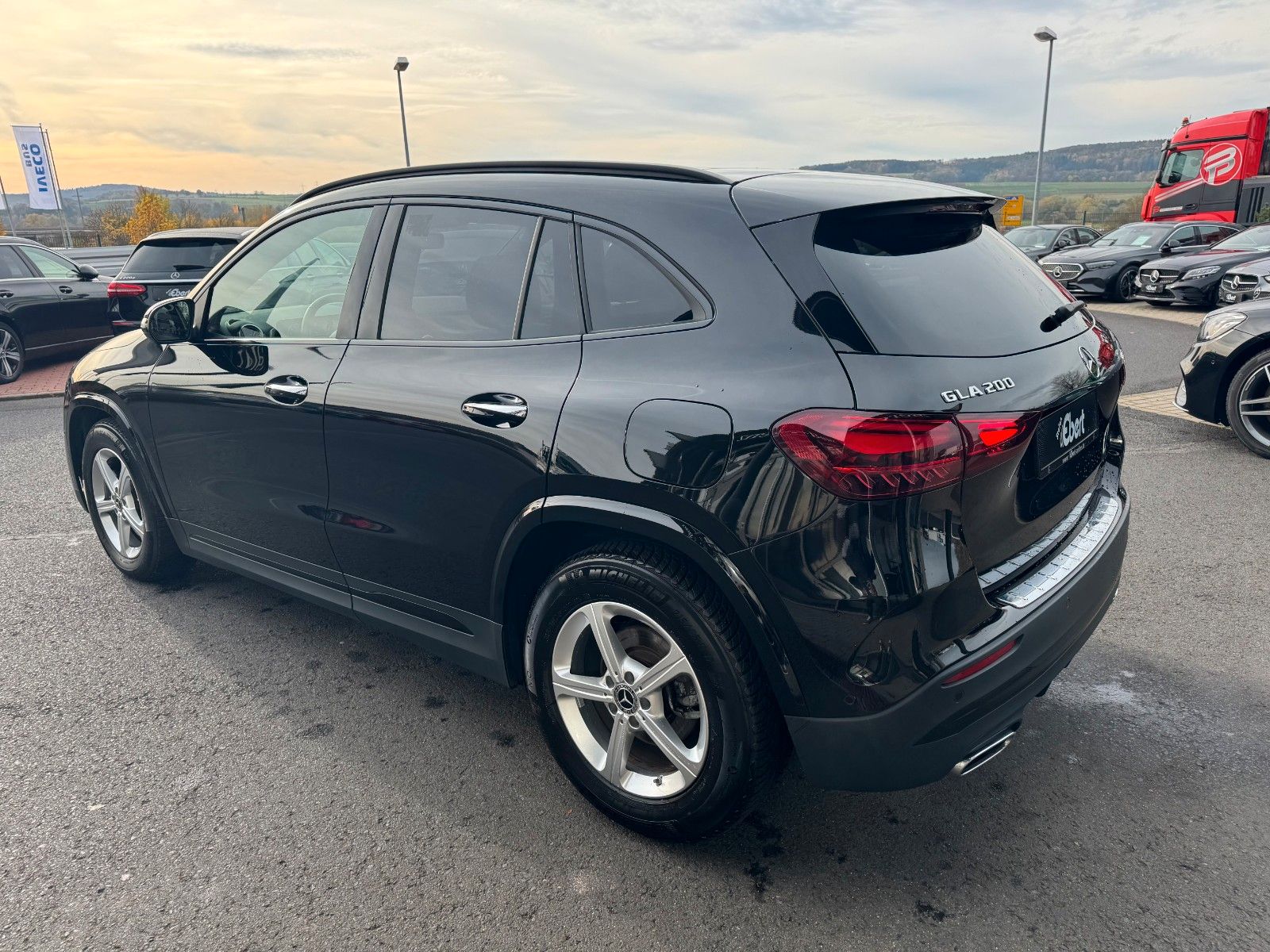 Fahrzeugabbildung Mercedes-Benz GLA 200 AMG+Pano+Distr+Ambiente+Multibeam+