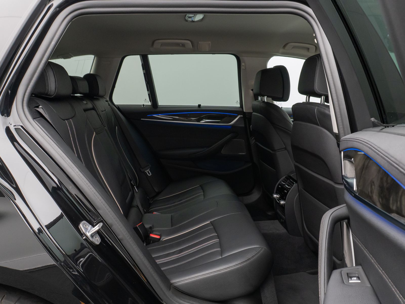 Fahrzeugabbildung BMW 520d Luxury Line Kamera HUD H/K Massage DisplKey