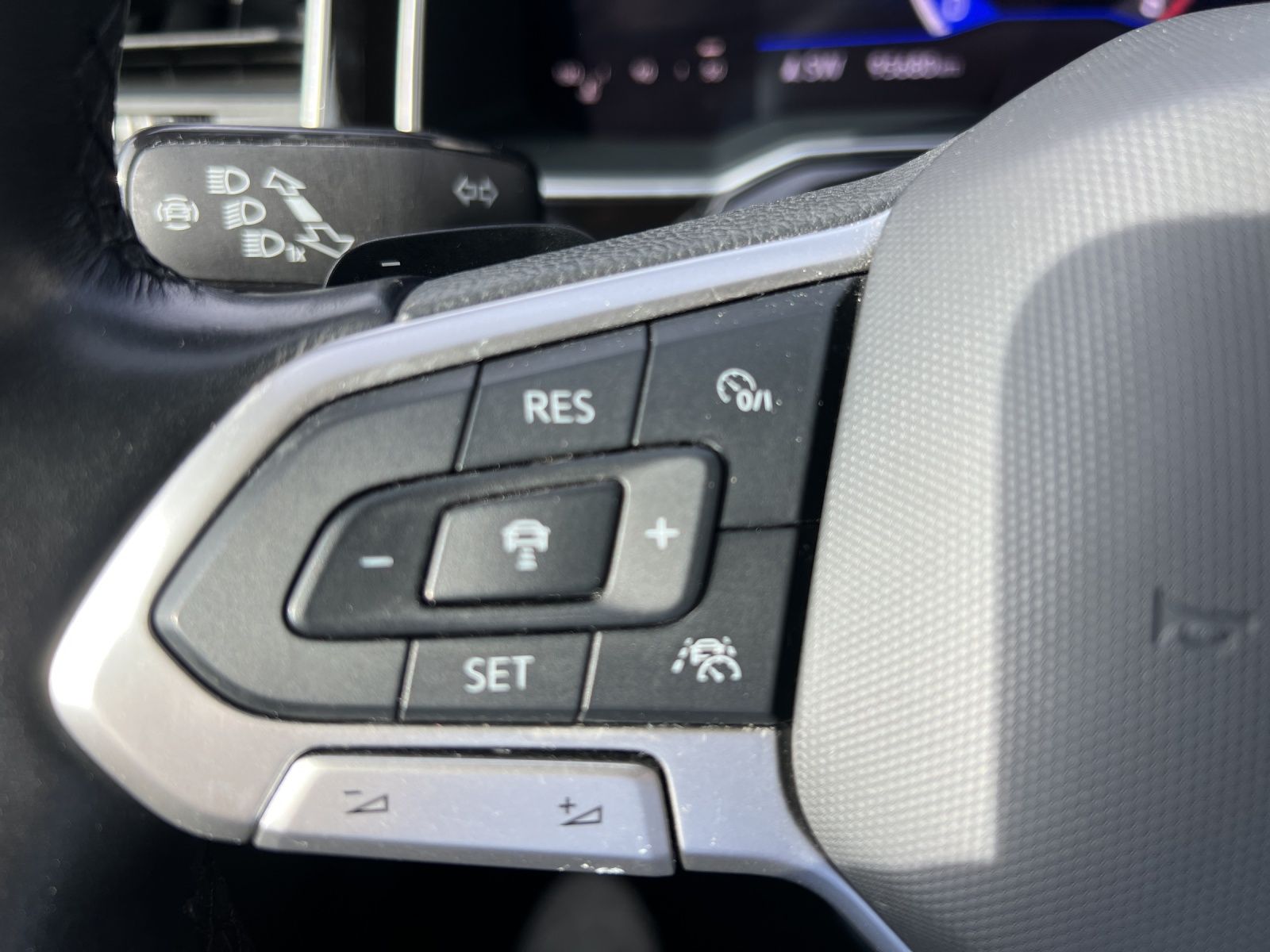 Fahrzeugabbildung Volkswagen Taigo R-Line TSI DSG IQ.Light ACC SHZ RearView N