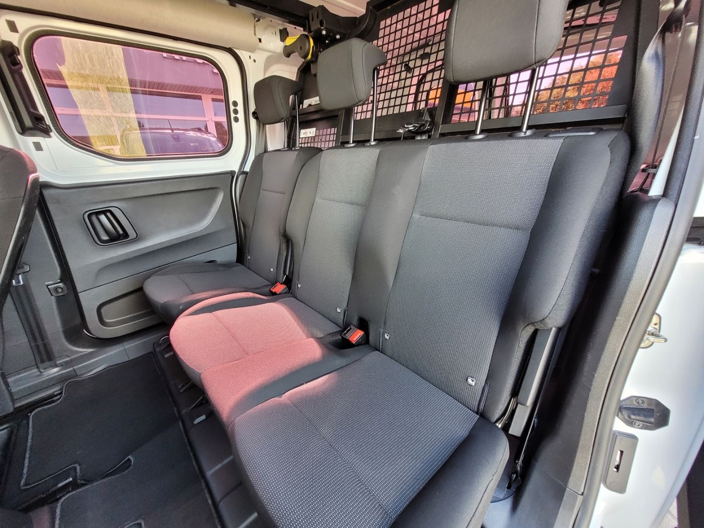 Fahrzeugabbildung Opel Combo Cargo Doppelkabine + AWR + PDC vo. & hi.