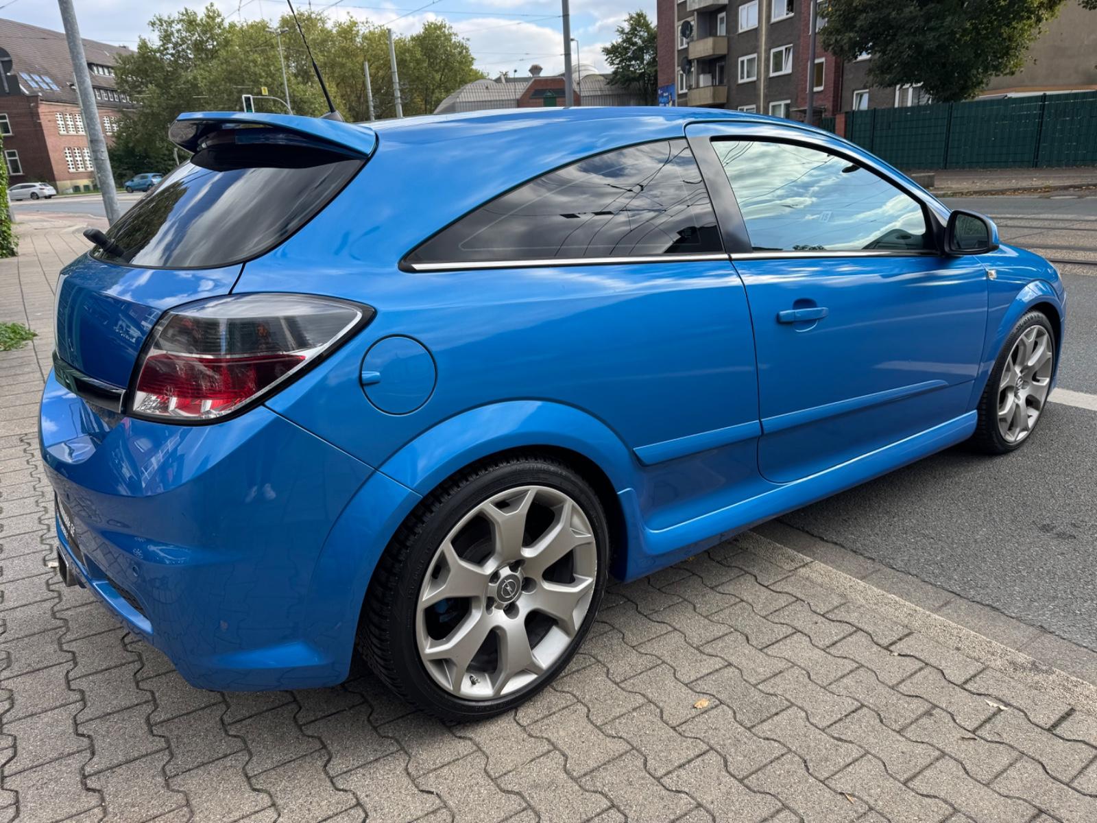 Opel Astra H GTC OPC 2.0 Turbo 241 ch BVM / 1ère main / Recaro / Suspension adaptative