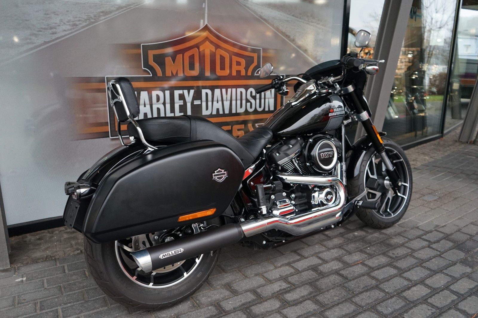 Fahrzeugabbildung Harley-Davidson Softail Sport Glide FLSB 107 mit Miller Auspuff