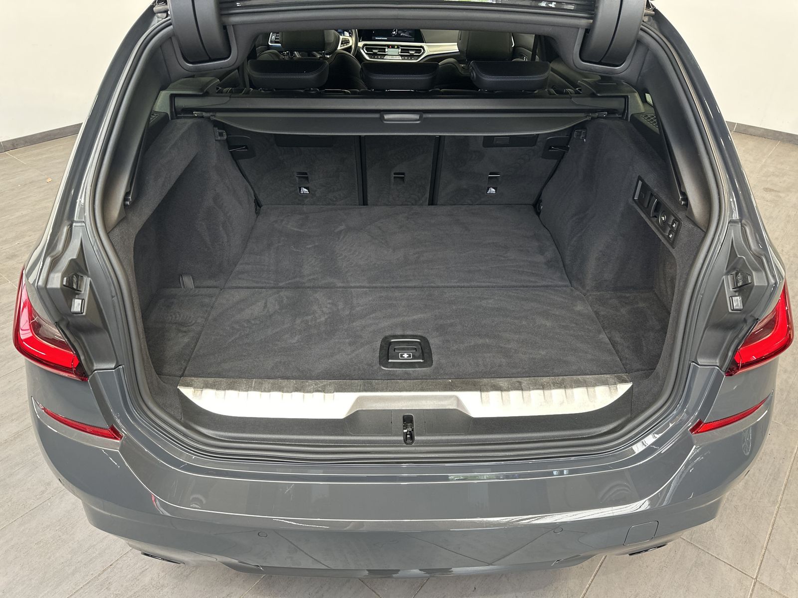 Fahrzeugabbildung BMW 330e Touring xDrive M-Sport NAV+LED+PANO+AHK+SHZ