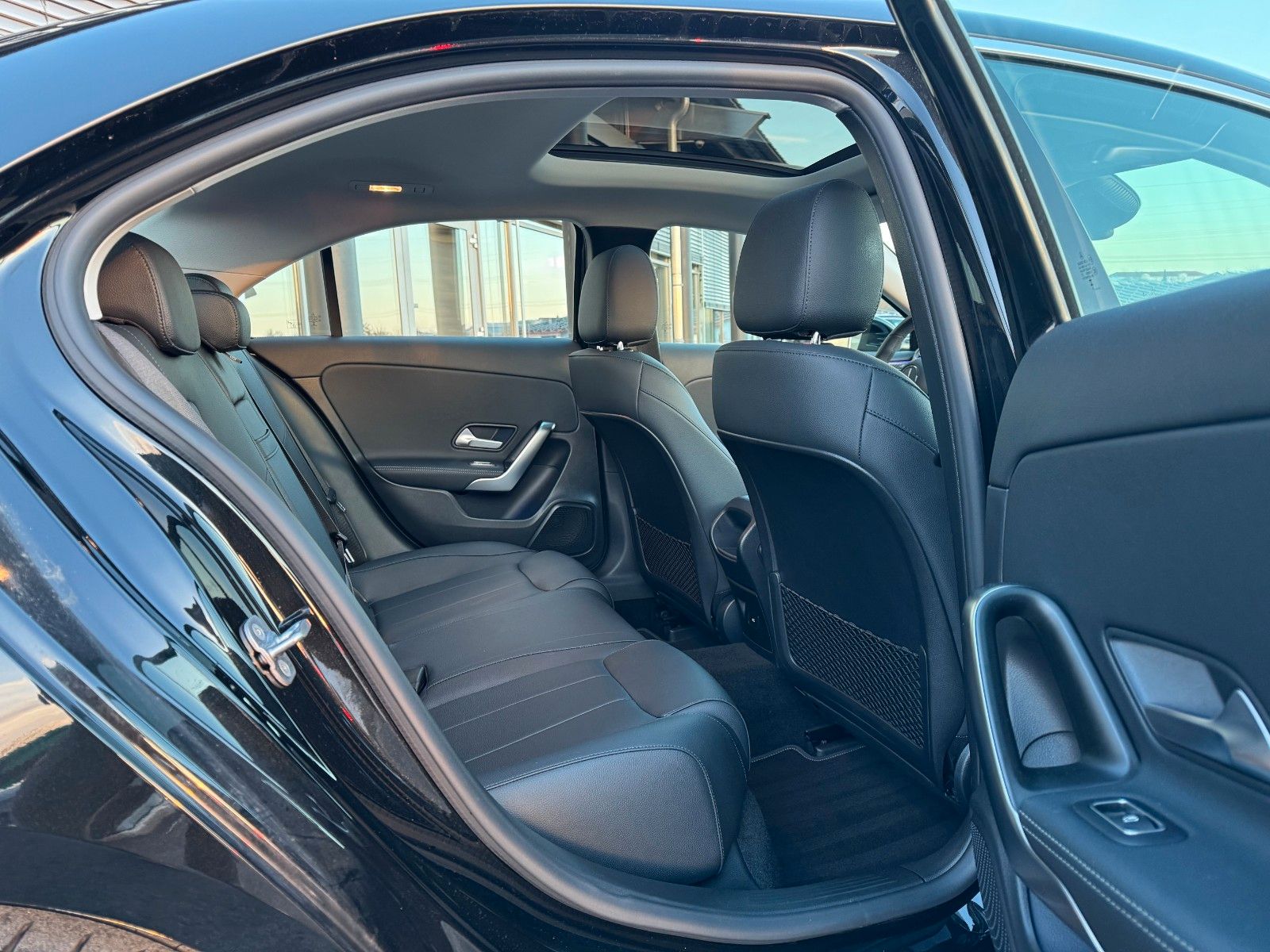 Fahrzeugabbildung Mercedes-Benz A 180 Pano+Ambiente+MBUX+Keyless+Leder+AMG18`