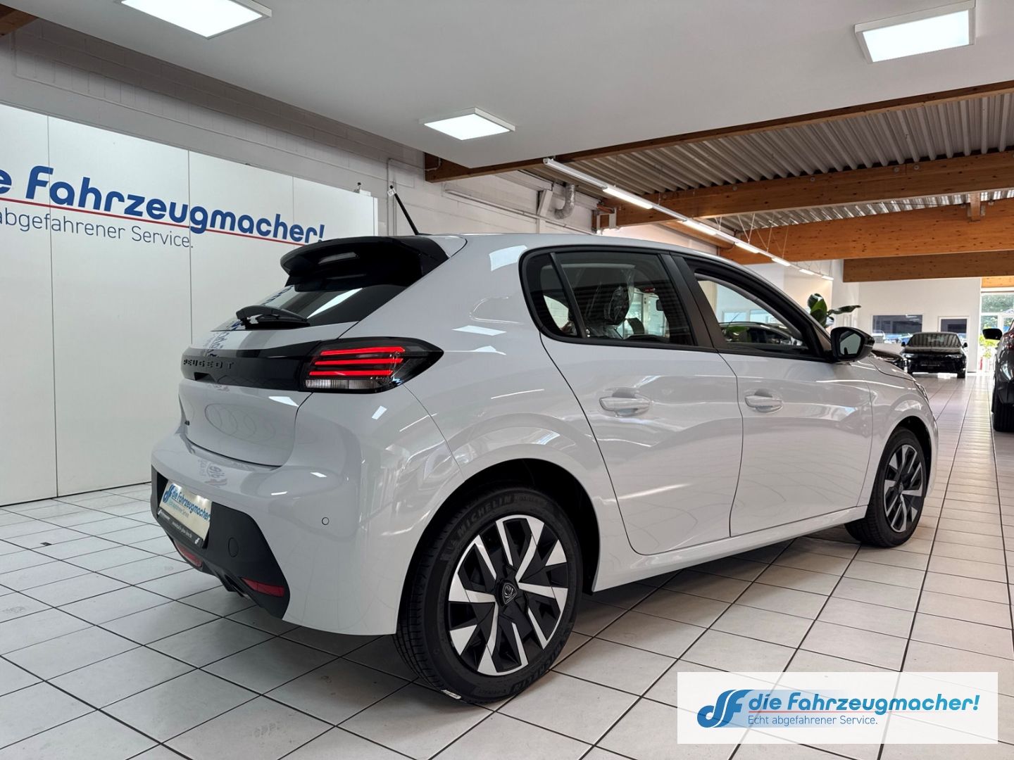 Fahrzeugabbildung Peugeot 208 Style LED Fahrerprofil DAB SHZ Keyless Start