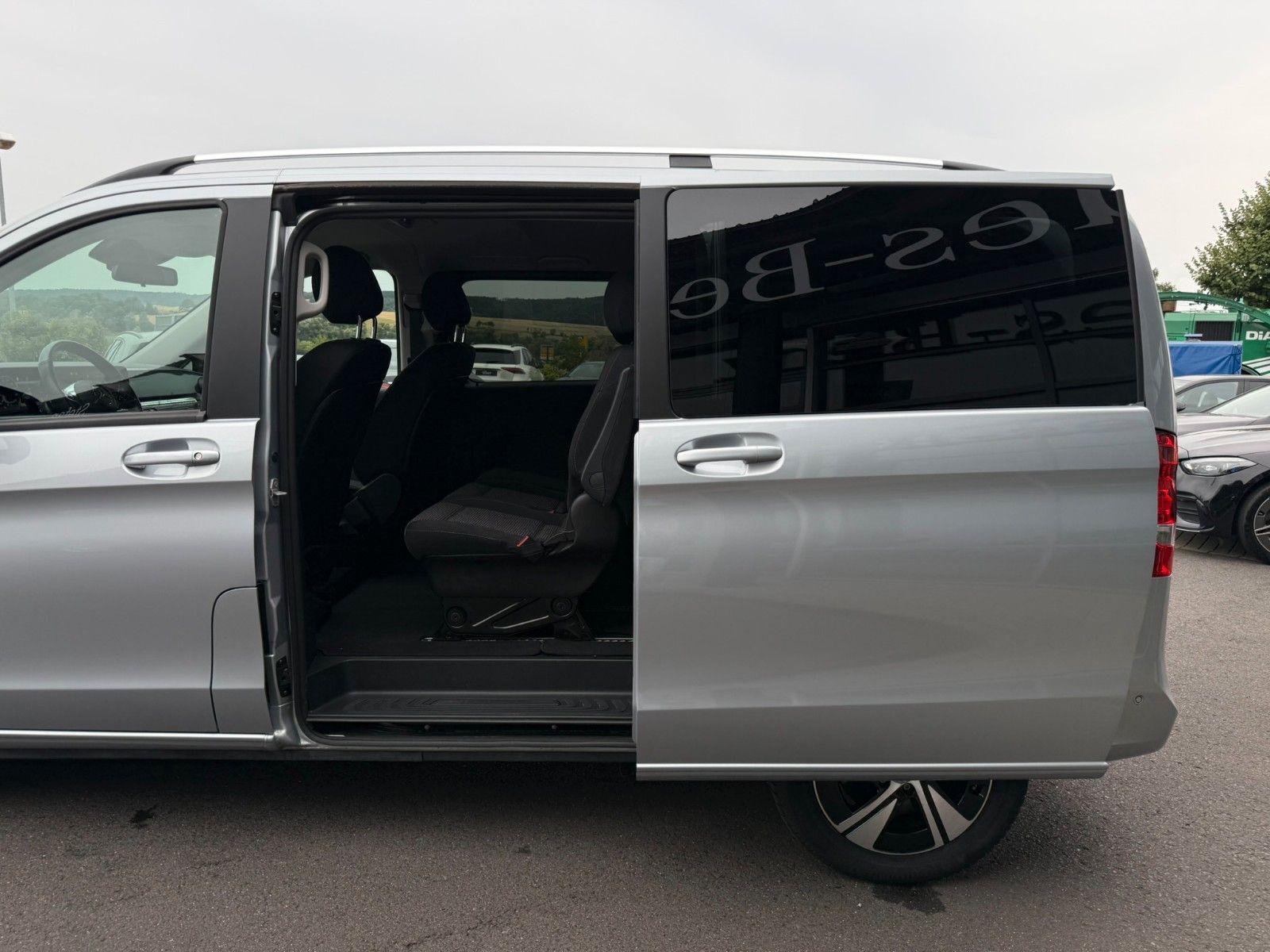 Fahrzeugabbildung Mercedes-Benz V 250 d Kompakt DISTRONIC AHK2,5to Kamera