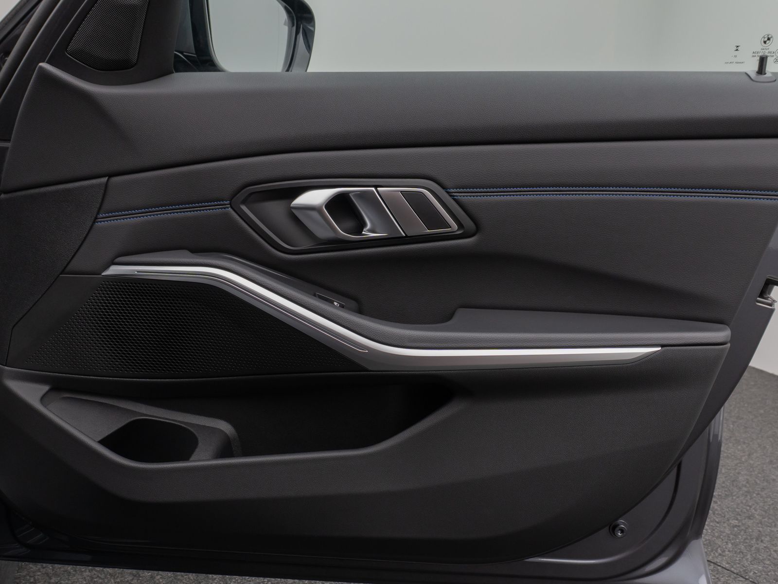Fahrzeugabbildung BMW 330i M Sport Panorama Kamera DAB HiFi Komfort