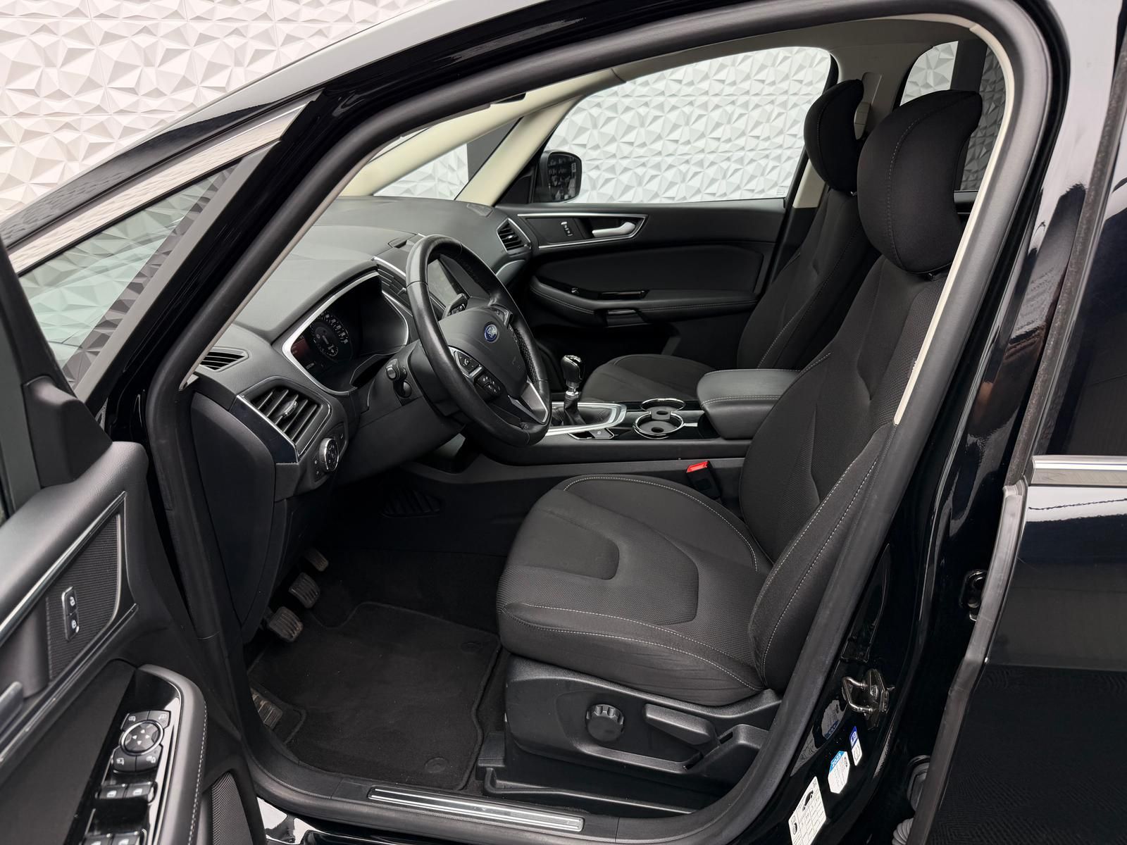 Fahrzeugabbildung Ford S-MAX 1.5 TITANIUM/7-SITZE/KEYLES/RCAM/NAV/PDC