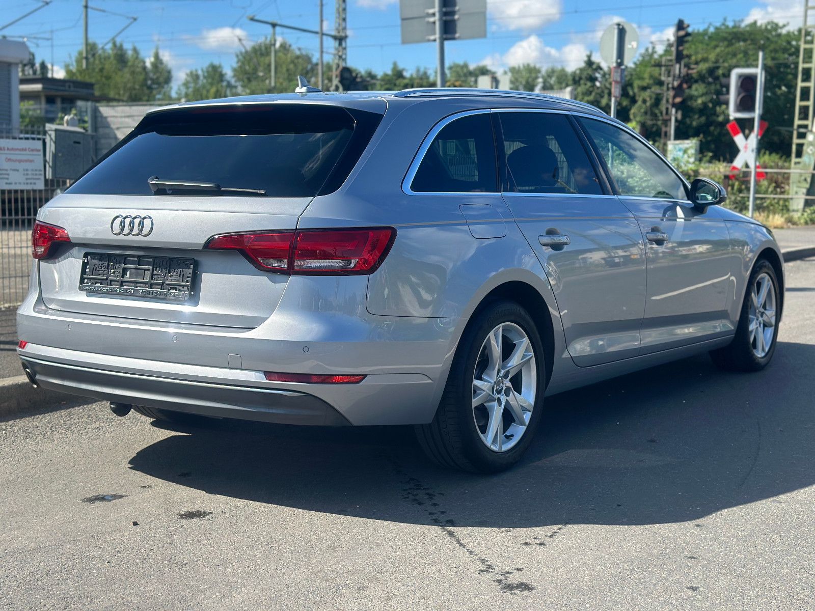 Fahrzeugabbildung Audi A4 2.0 TDI AVANT SPORT PAKET*MOD.2018+AHK*