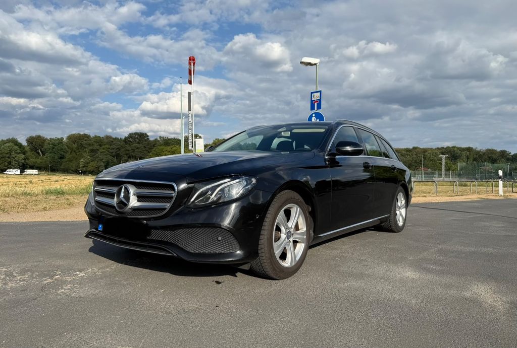 Image of Mercedes-Benz E 220