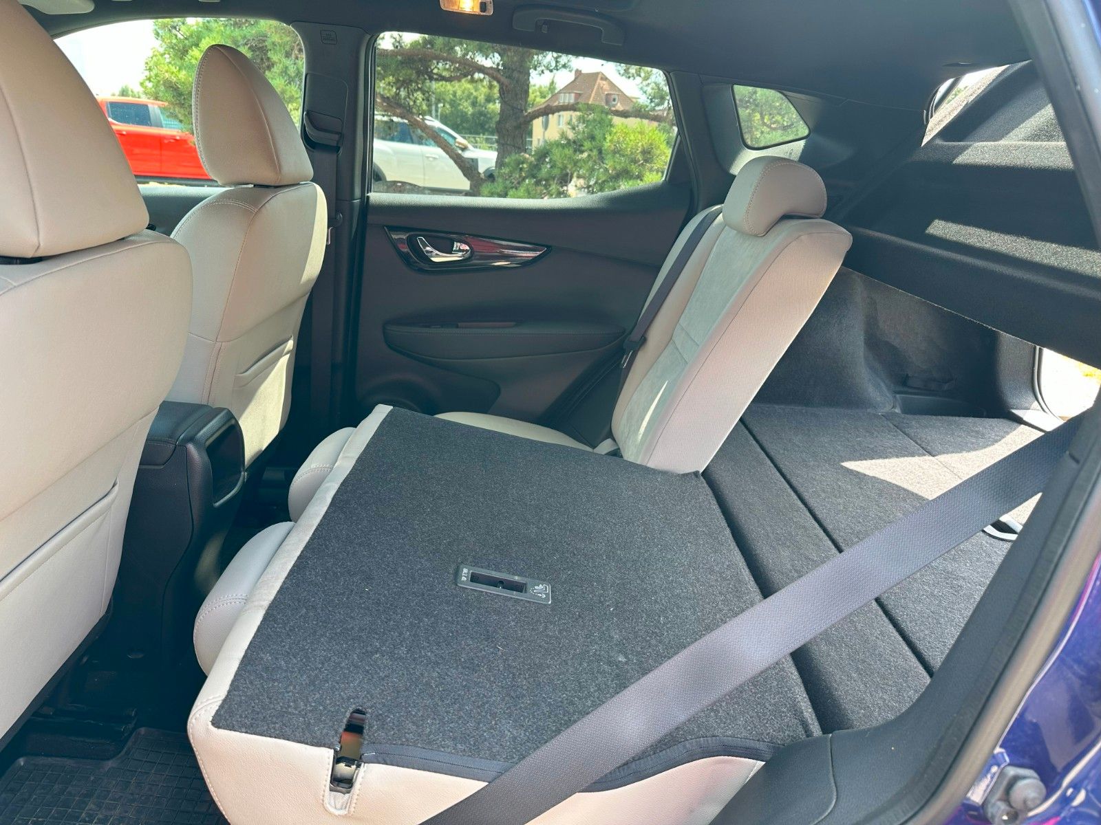 Fahrzeugabbildung Nissan Qashqai Tekna Panoramadach AHK